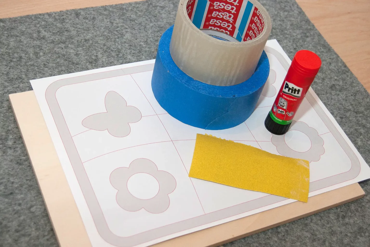 10-02-blumenwiese-puzzle-spielzeug-laubsaege-dekupiersaege-vorlage-kopieren-ausdrucken-blue-tape-klebeband-klebestrift-schleifpapier