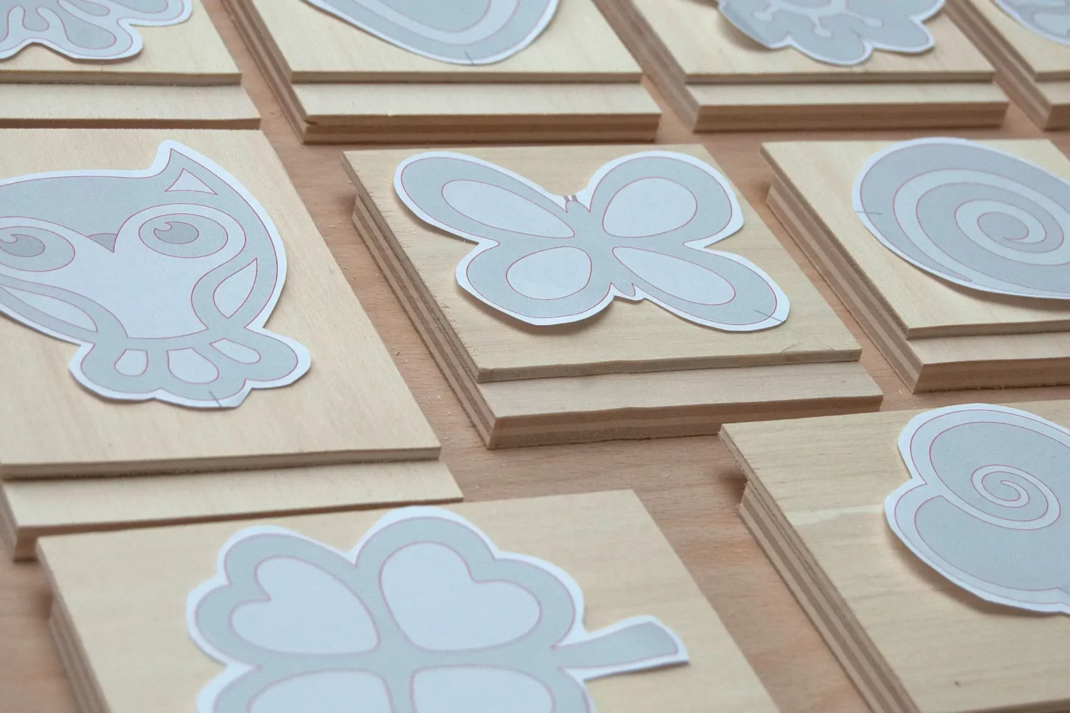 11-01-sommerspass-im-60er-stil-blumenstecker-laubsaege-dekupiersaege-vorlage-sperrholzplatten-100x100-mm-vorlage-kopieren-ausdrucken-z