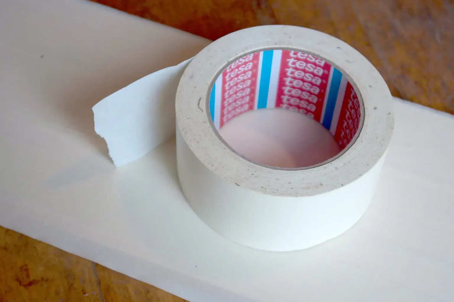 11-01-urlaubserinnerungen-fotorahmen-deko-laubsaege-dekupiersaege-vorlage-massivholz-oberflaechen-bekleben-abdeckklebeband-blue-tape