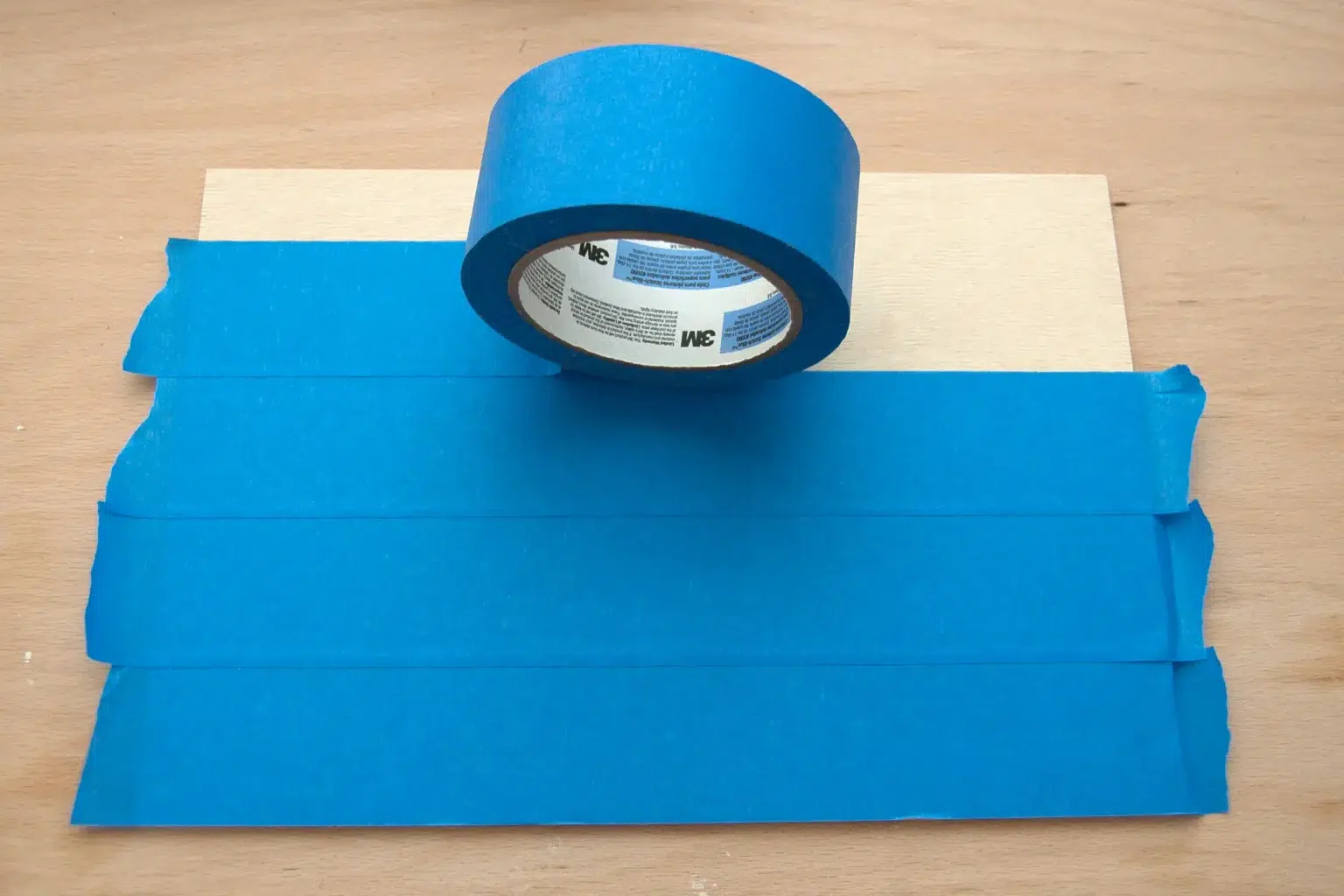 11-01b-juwelen-der-luefte-kolibri-blumenstecker-laubsaege-dekupiersaege-vorlage-sperrholz-oberflaeche-bekleben-blue-tape