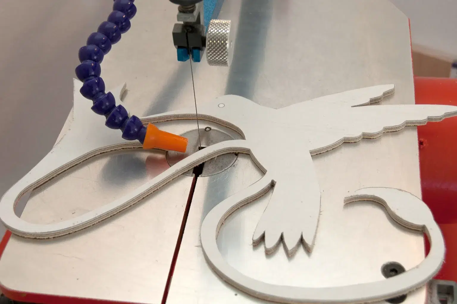 11-02-juwelen-der-luefte-kolibri-blumenstecker-laubsaege-dekupiersaege-vorlage-aussenkontur-saegen