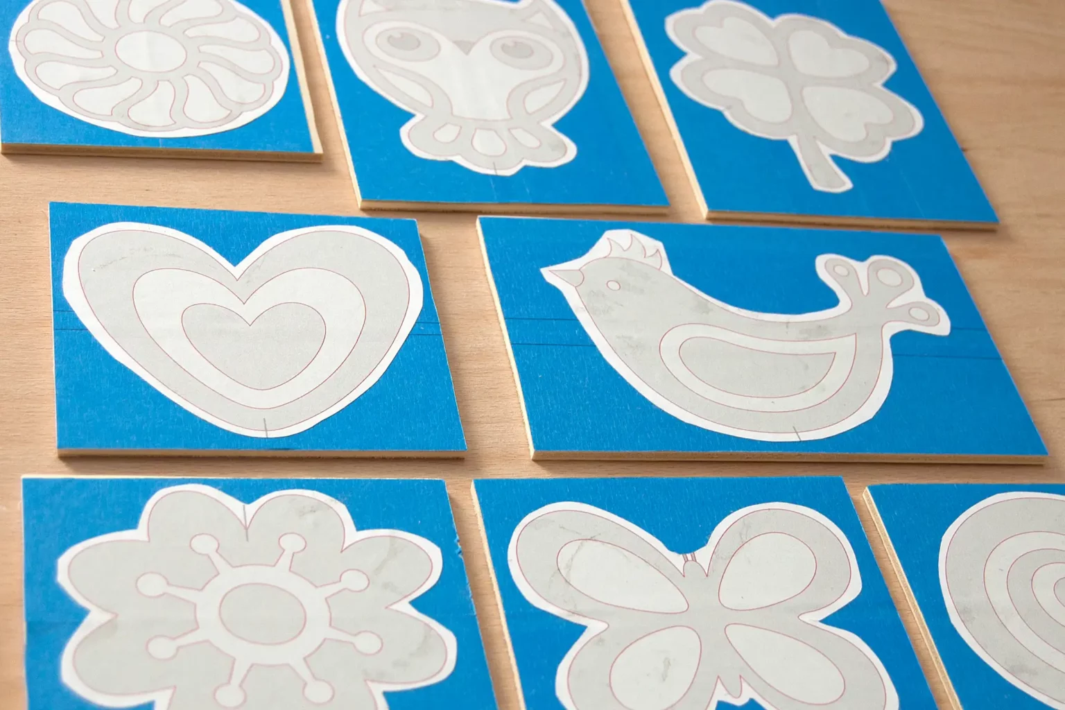 11-02-sommerspass-im-60er-stil-blumenstecker-laubsaege-dekupiersaege-vorlage-sperrholz-oberflaeche-bekleben-blue-tape-vorlage-aufklebe