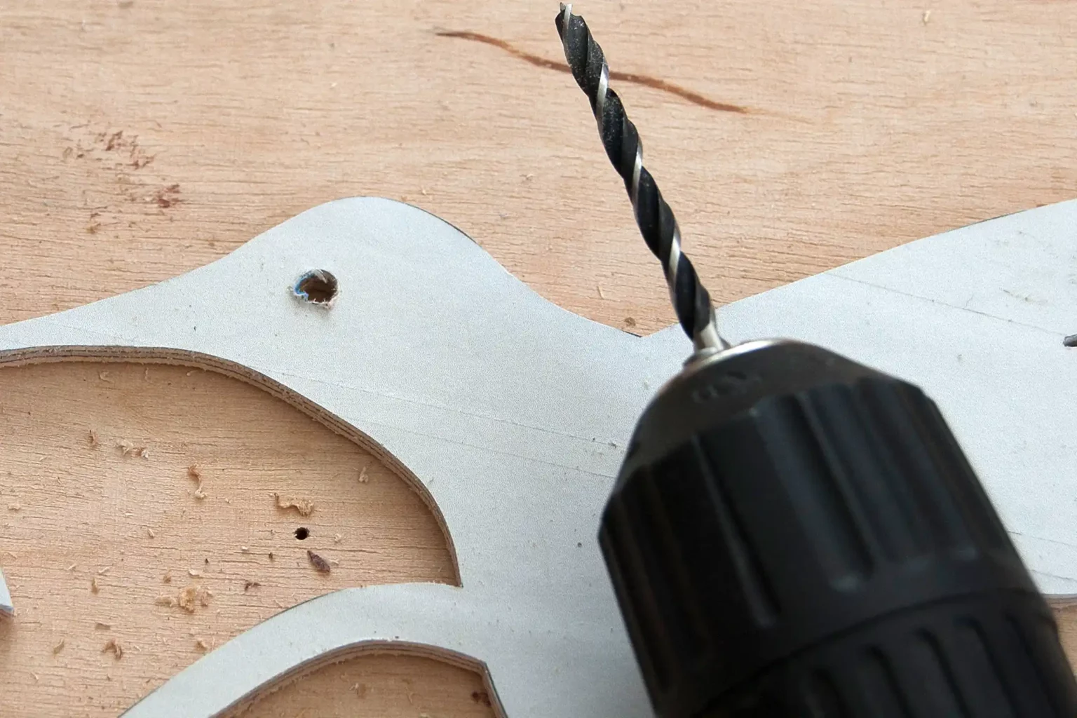 11-03-juwelen-der-luefte-kolibri-blumenstecker-laubsaege-dekupiersaege-vorlage-auge-bohren