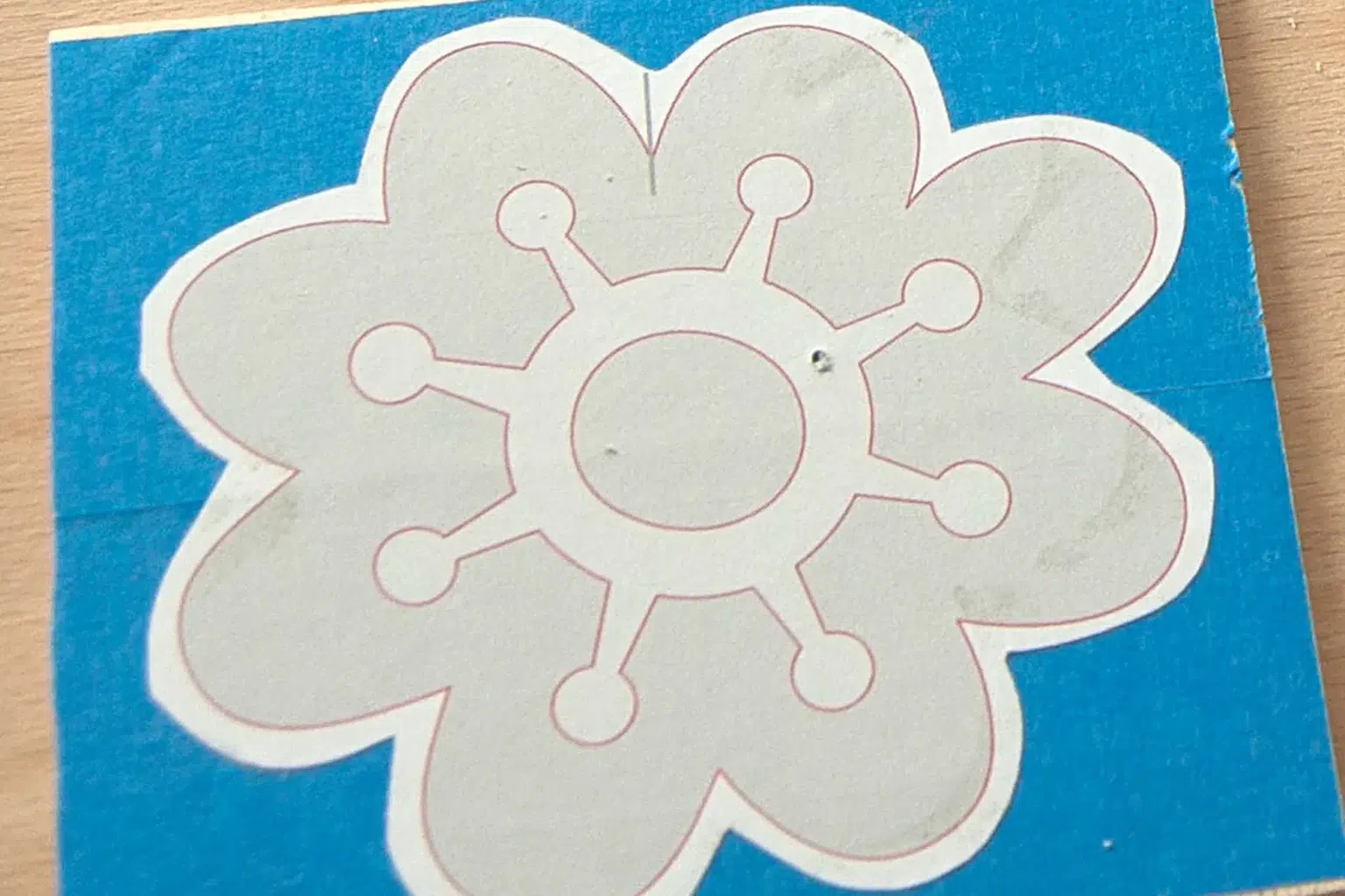 11-03-sommerspass-im-60er-stil-blumenstecker-laubsaege-dekupiersaege-vorlage-saegeblattdurchfuehrungen-bohren