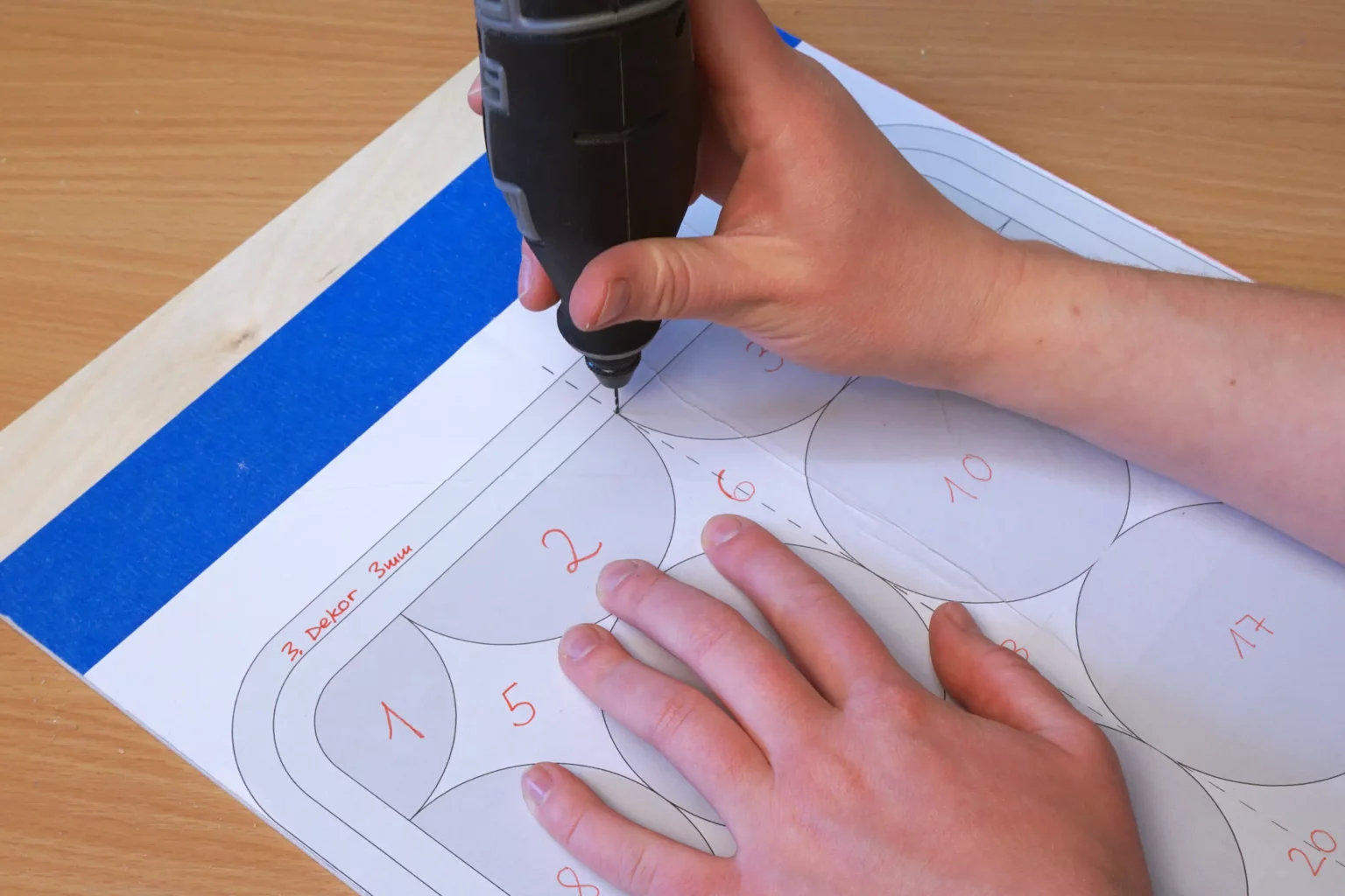 11-03-tablett-laubsaege-dekupiersaege-vorlage-saegeblattdurchfuehrungen-bohren-feiner-bohrer