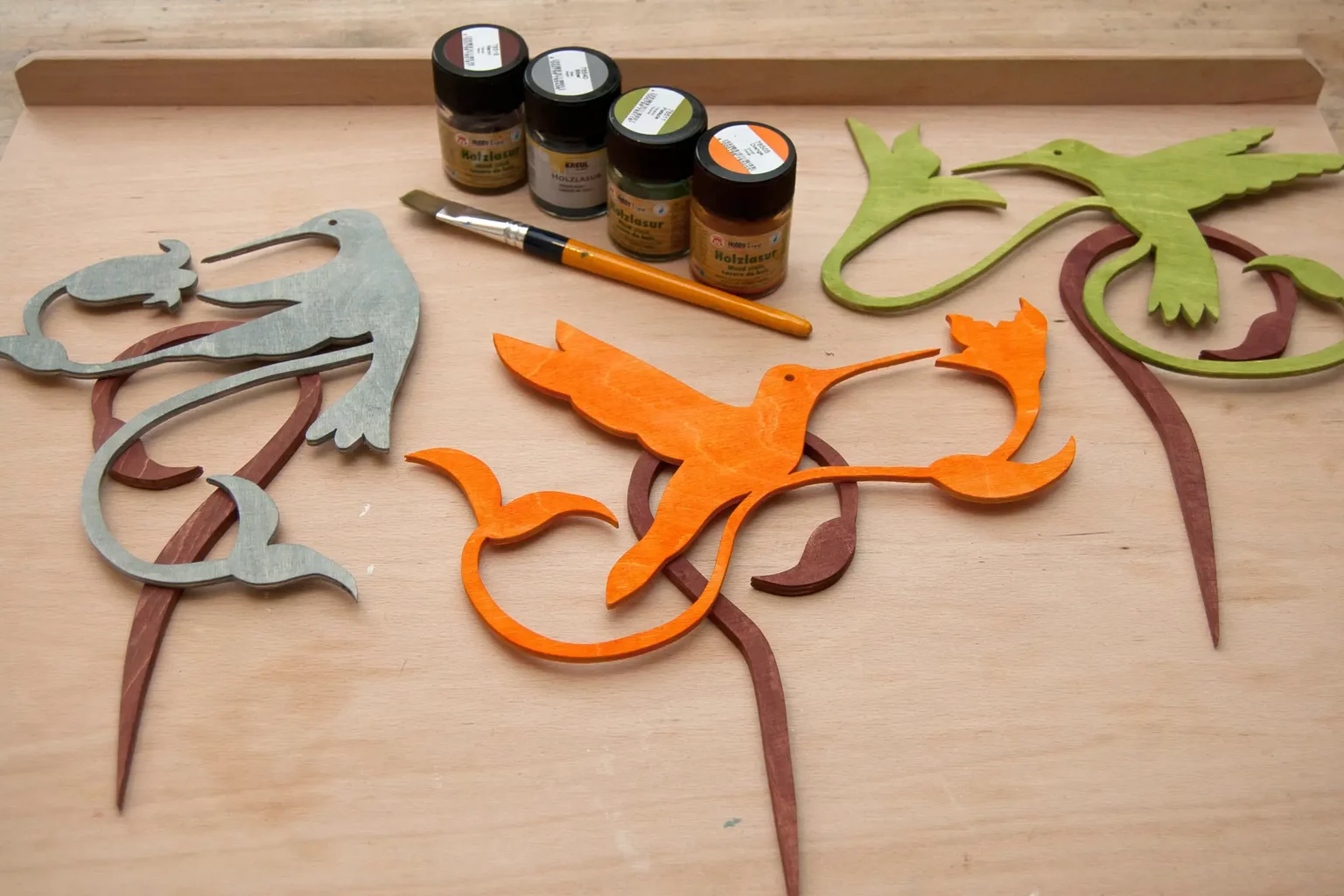 11-04-juwelen-der-luefte-kolibri-blumenstecker-laubsaege-dekupiersaege-vorlage-schleifen-verputzen-bemalen-holzlasur