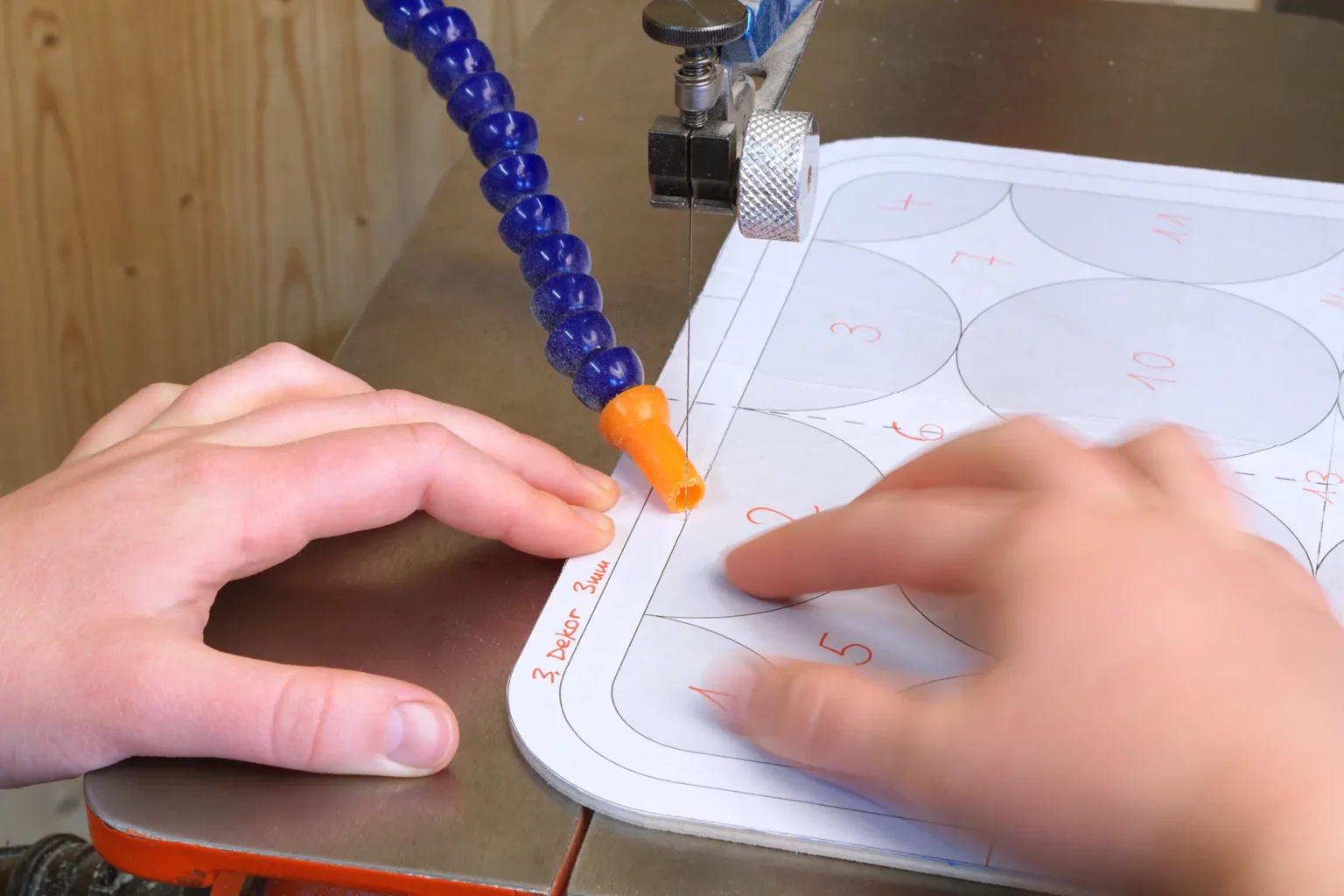 11-04-tablett-laubsaege-dekupiersaege-vorlage-innenschnitt-rahmen-saegen