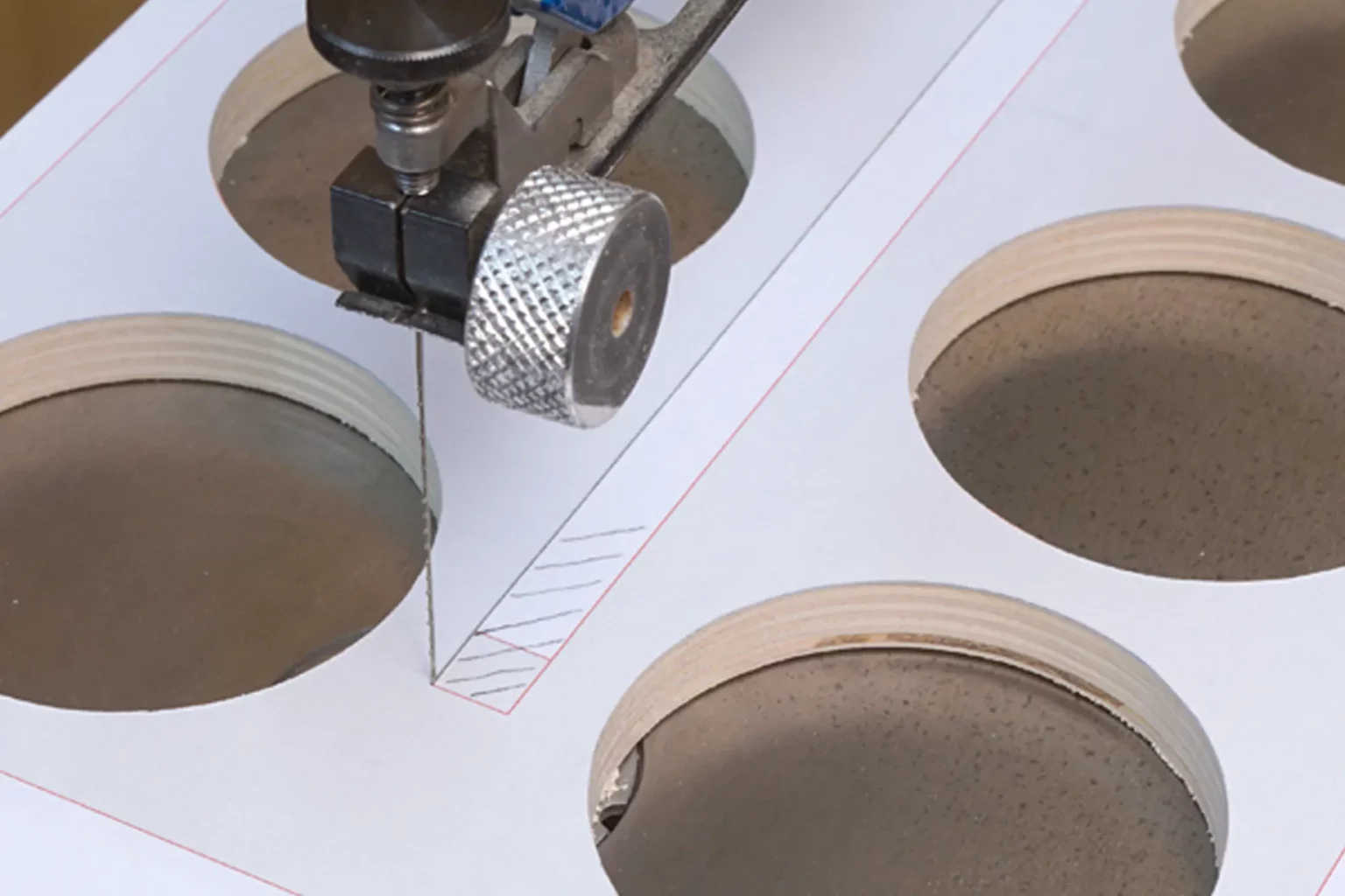 11-04a-picknickzeit-flaschentraeger-garten-laubsaege-dekupiersaege-vorlage-innenschnitte-saegen-unterschiedliche-saegelinie-beachten