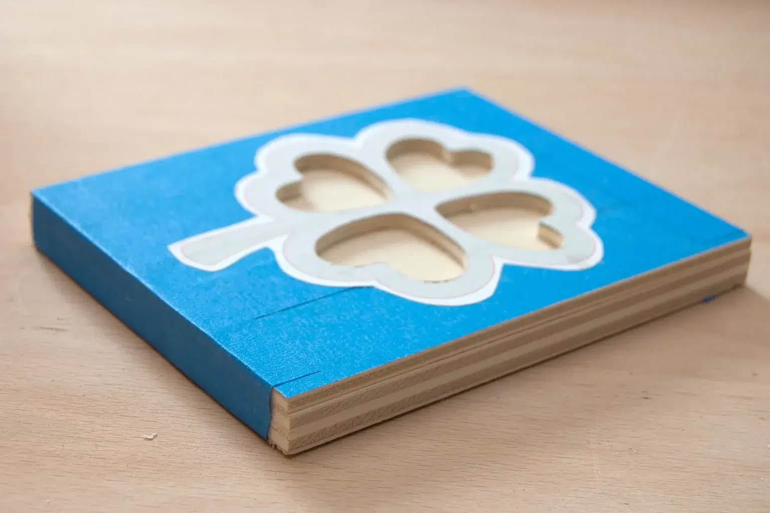 11-05-sommerspass-im-60er-stil-blumenstecker-laubsaege-dekupiersaege-vorlage-motivplatte-grundplatte-blue-tape-stapel-fixieren