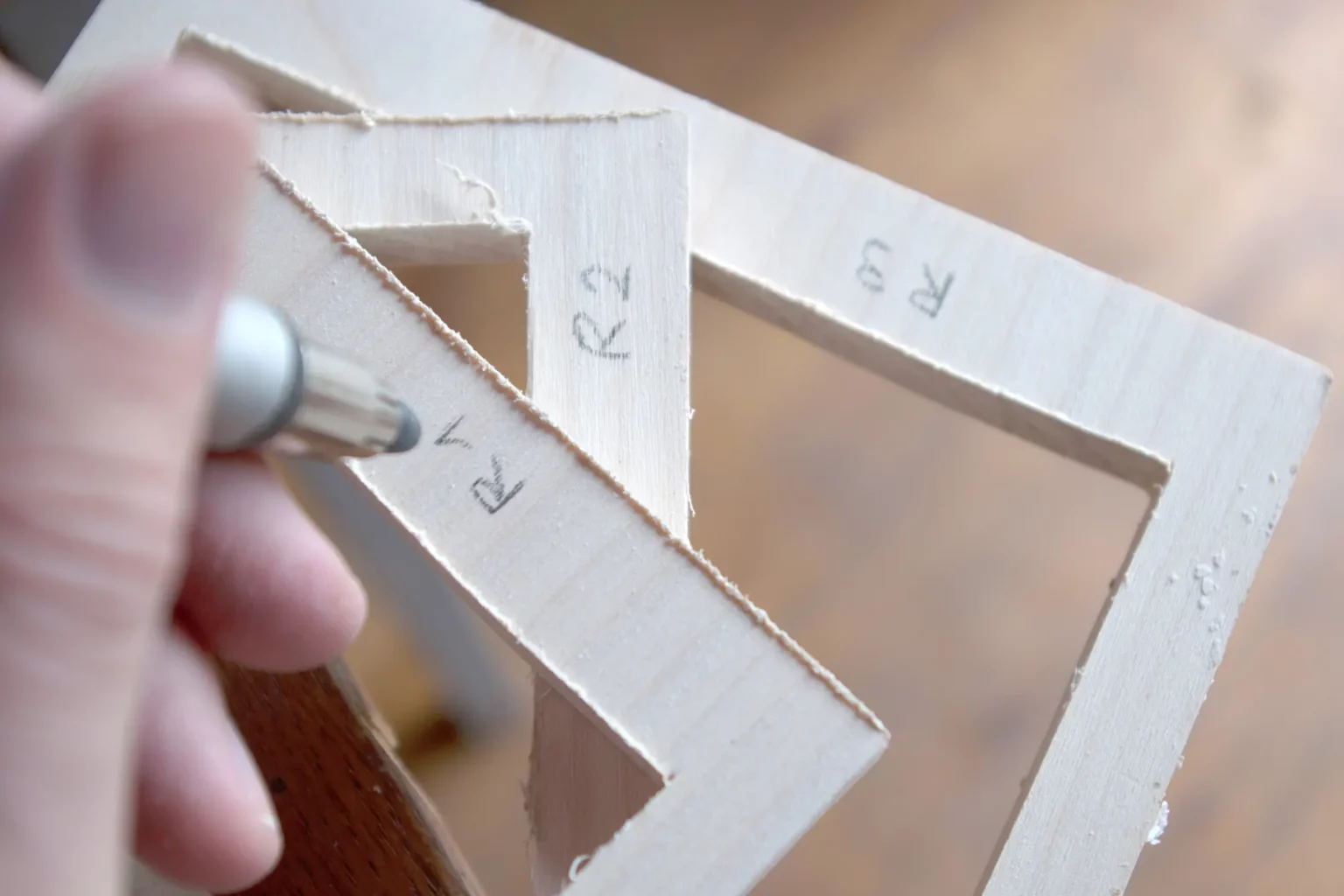 11-05-urlaubserinnerungen-fotorahmen-deko-laubsaege-dekupiersaege-vorlage-teile-rueckseite-beschriften