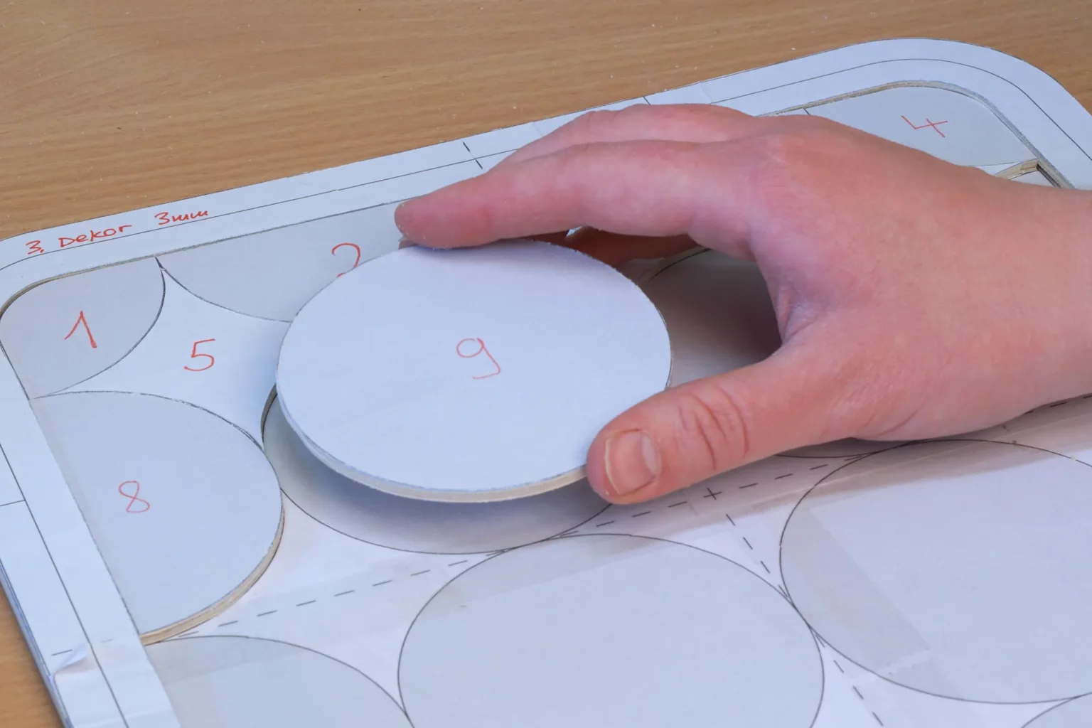 11-06-tablett-laubsaege-dekupiersaege-vorlage-gesaegte-dekorteile-auf-traegerplatte-in-rahmen-legen