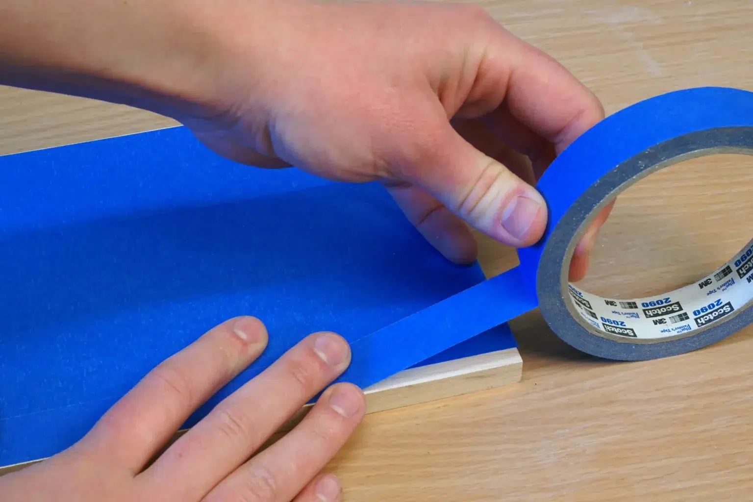 12-01-schneidebrettchen-mit-halterung-laubsaege-dekupiersaege-vorlage-massivholz-blue-tape-oberflaeche-bekleben