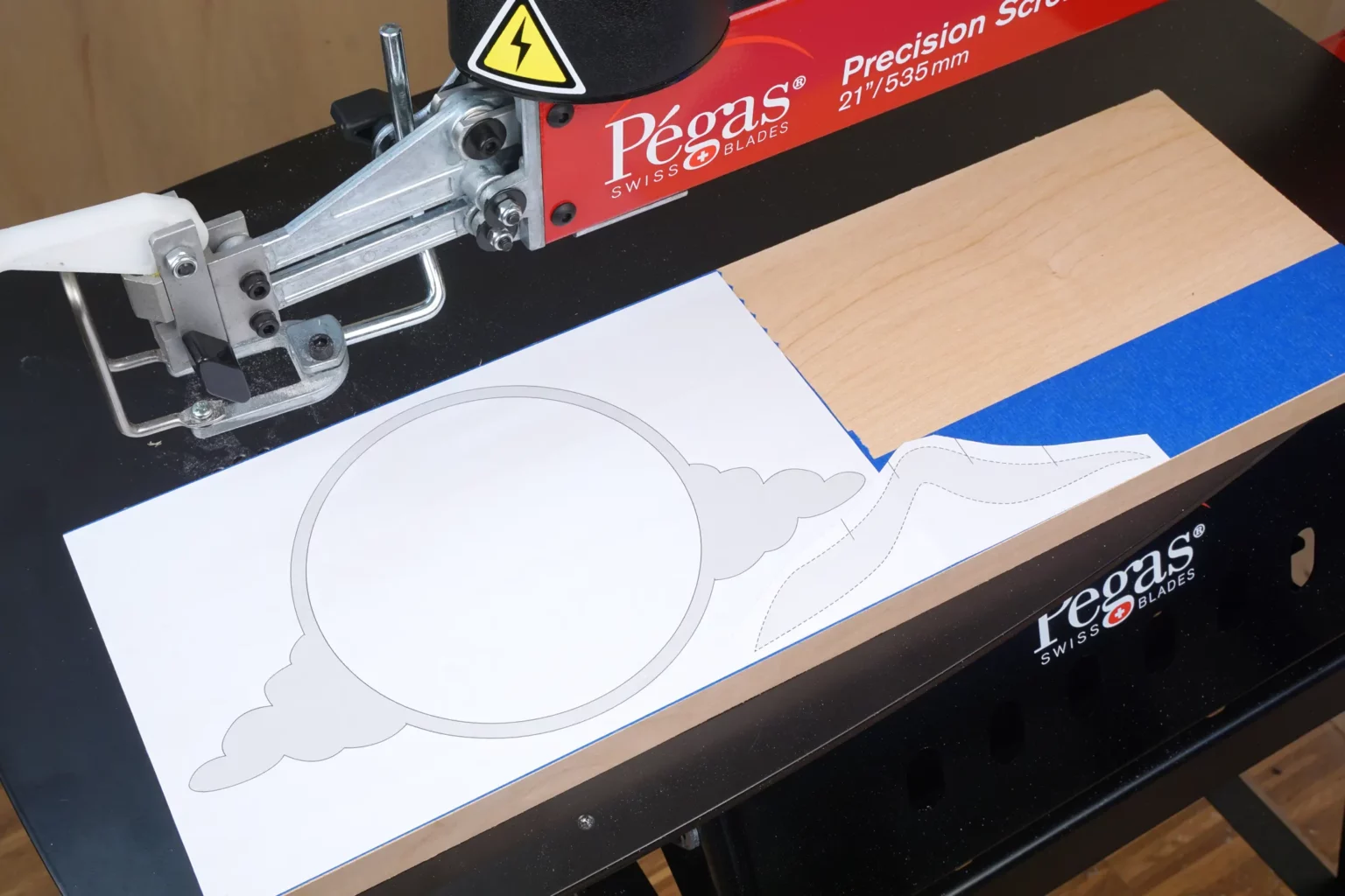 12-01-tuerharfe-deko-diy-laubsaege-dekupiersaege-vorlage-massivholz-20-mm-blue-tape-oberflaeche-bekleben-vorlage-aufkleben