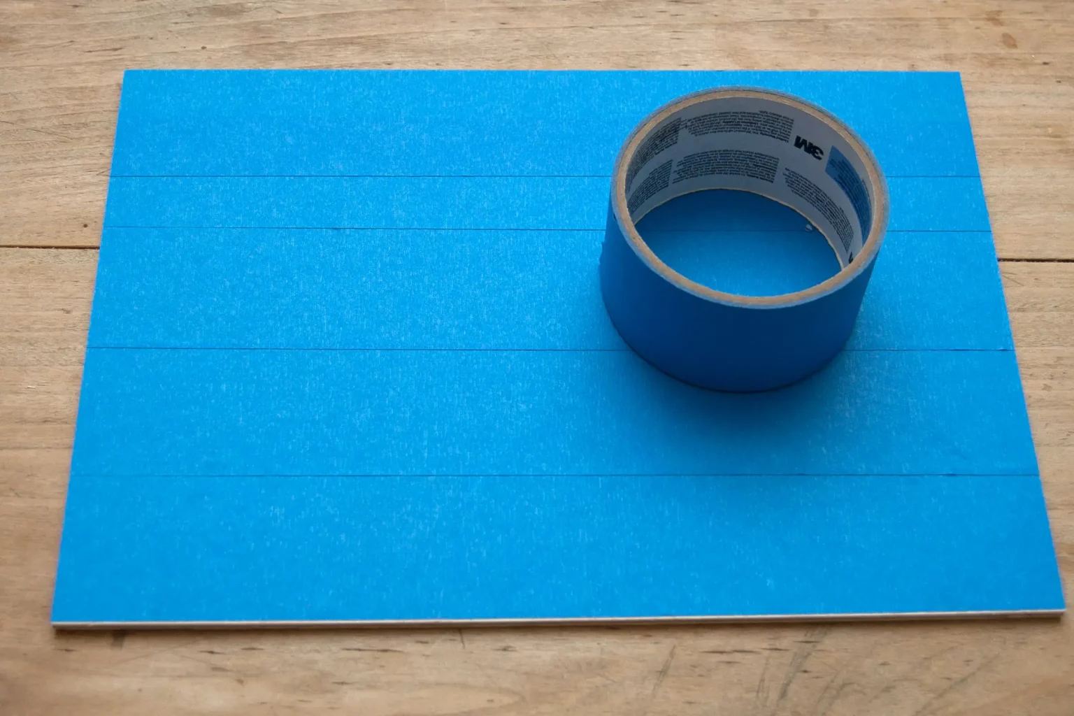 12-01-weltenbummler-schilder-deko-laubsaege-dekupiersaege-vorlage-sperrholz-oberflaeche-blue-tape-bekleben