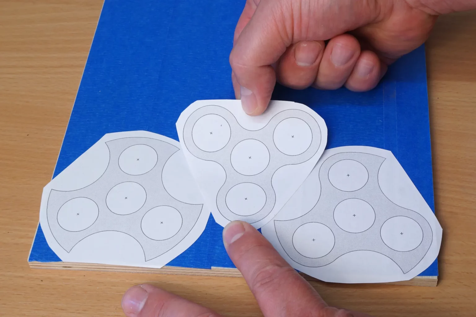 12-02-fidget-spinner-spielzeug-laubsaege-dekupiersaege-vorlage-aufkleben-sperrholz-blue-tape-oberflaeche-bekleben