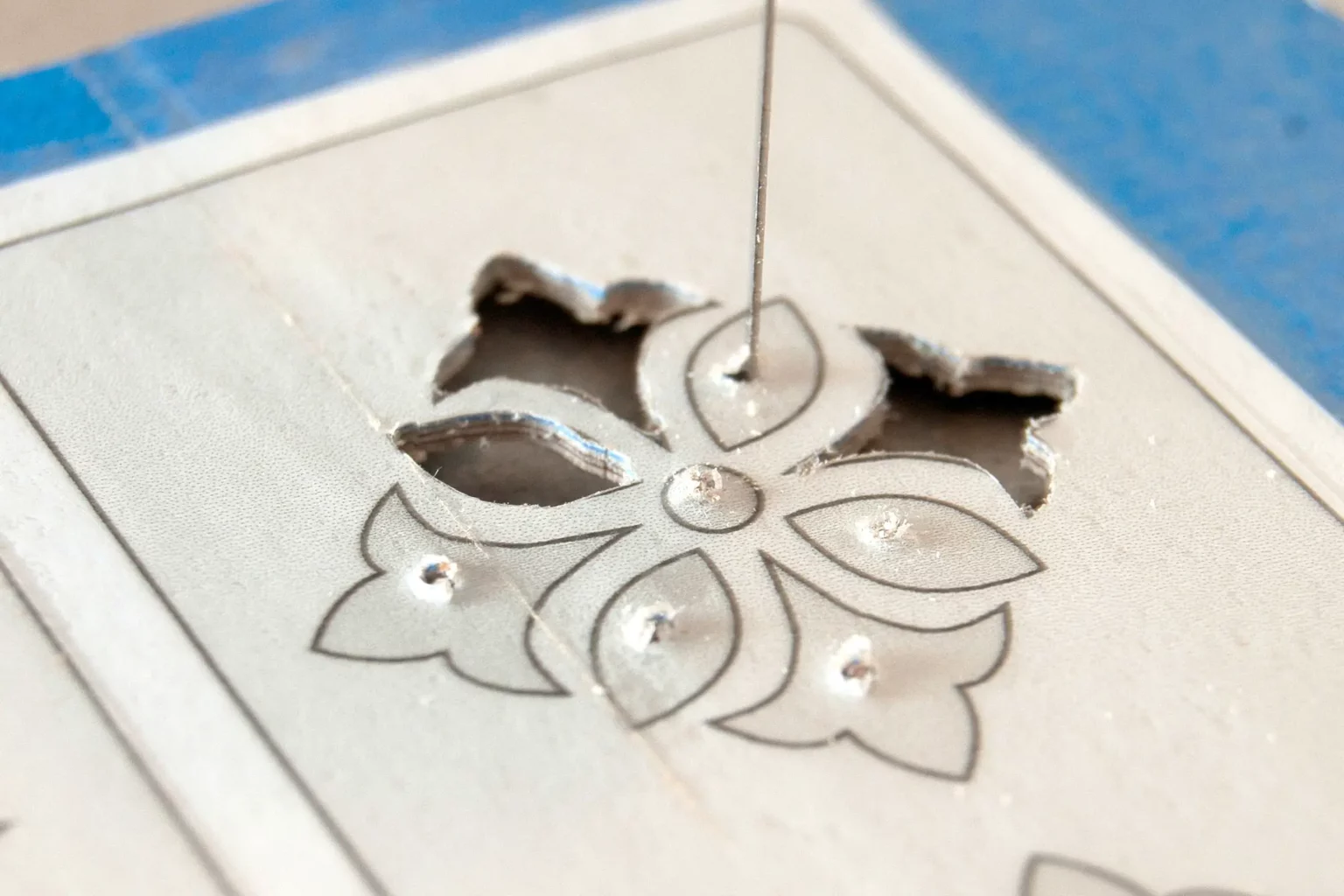 12-02-gemuetliche-lesezeit-lesezeichen-daumenkeil-laubsaege-dekupiersaege-vorlage-saegeblattdurchfuehrungen-bohren-innenschnitte-saegen