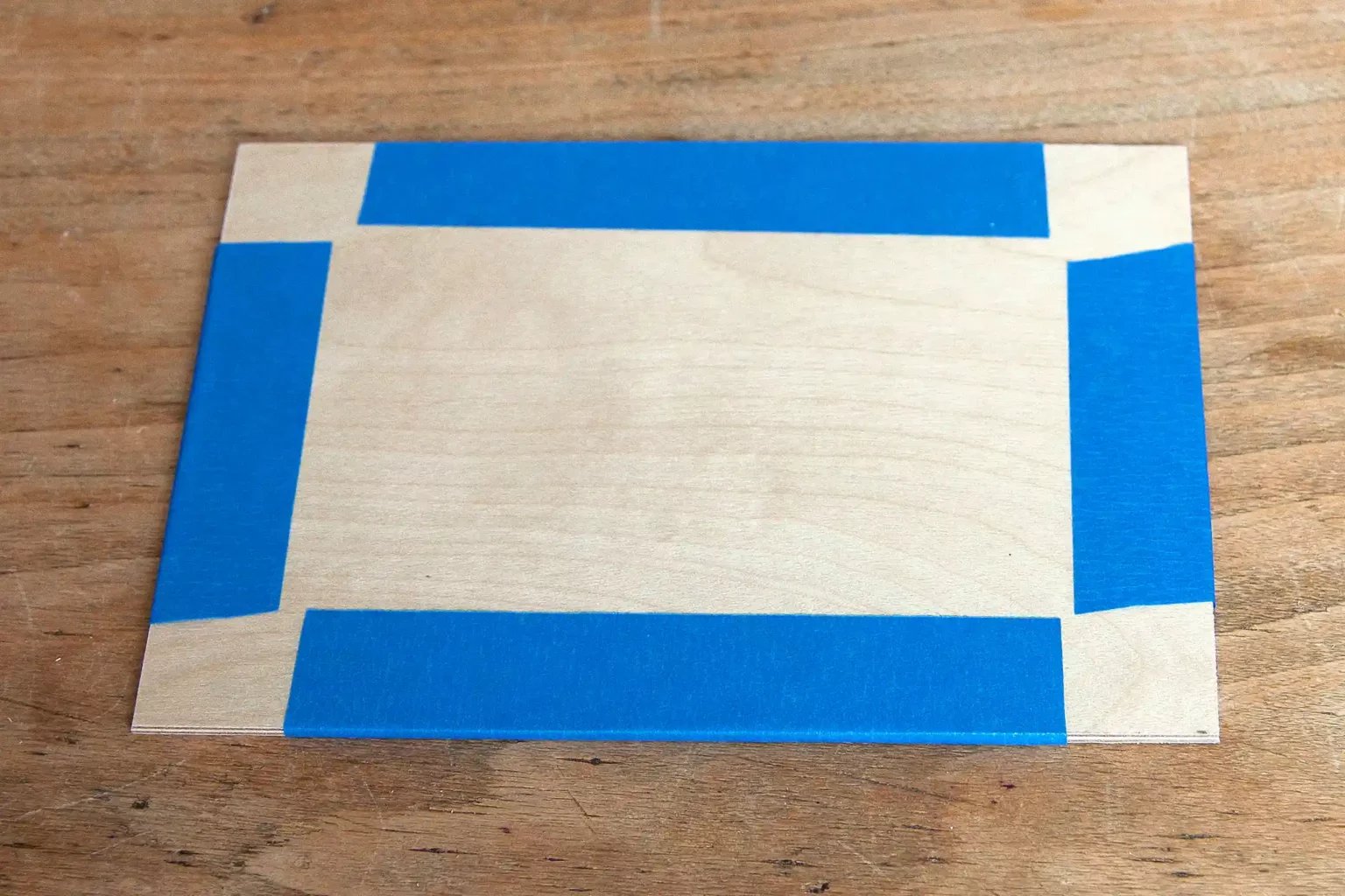 12-02-herbstgruesse-karten-laubsaege-dekupiersaege-vorlage-flugzeugsperrholz-blue-tape-stapel-fixieren-kanten