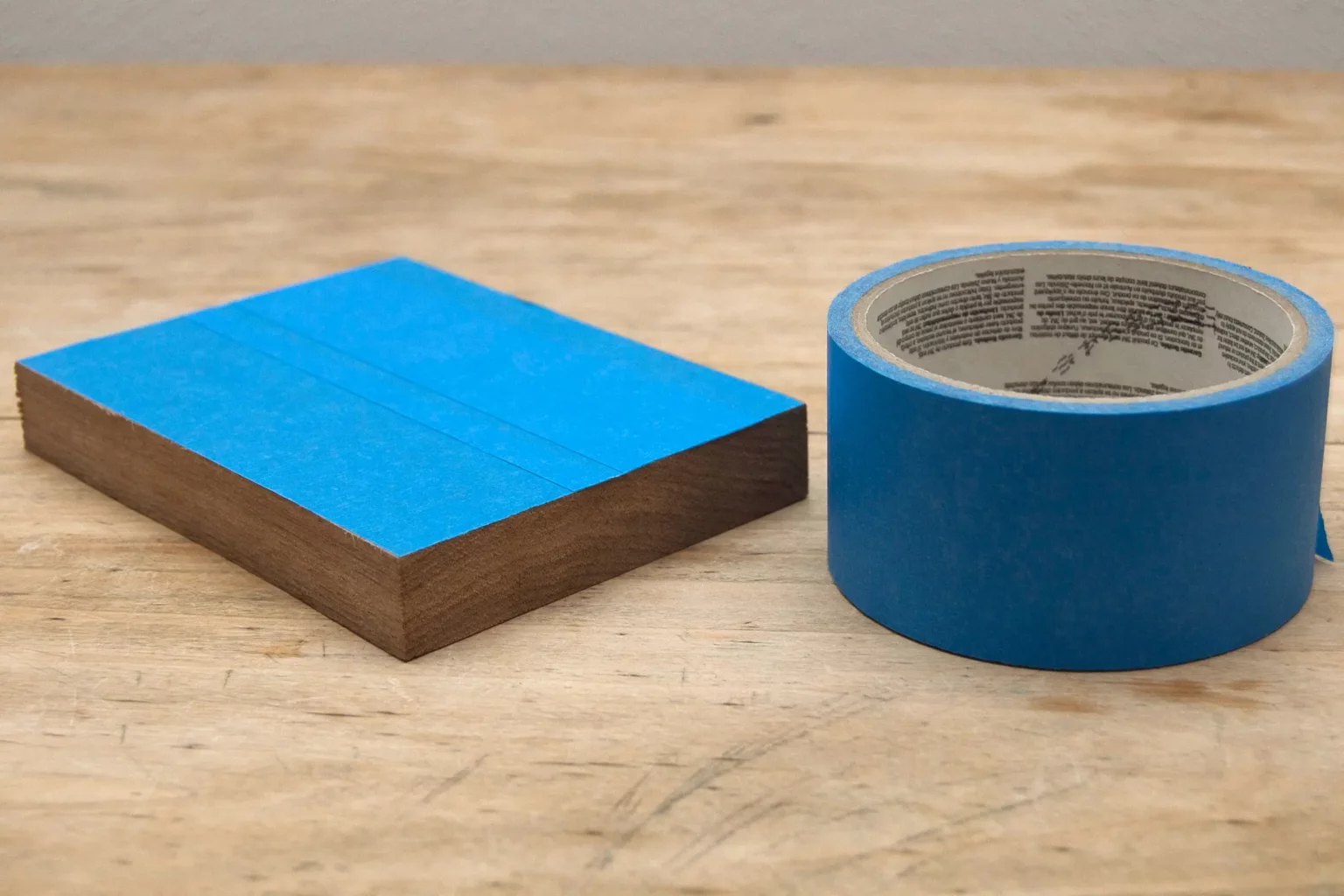 12-02-pilzmuehlen-deko-aufsteller-laubsaege-dekupiersaege-vorlage-massivholz-blue-tape-oberflaeche-bekleben