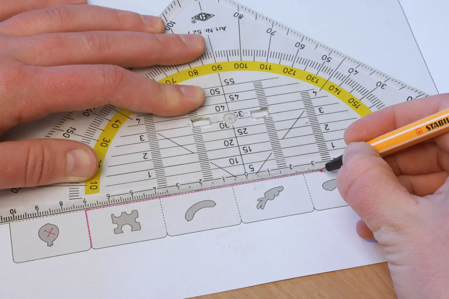12-02-schneidebrettchen-mit-halterung-laubsaege-dekupiersaege-vorlage-reiter-schneidebrettchen-kennzeichnen-saegelinie