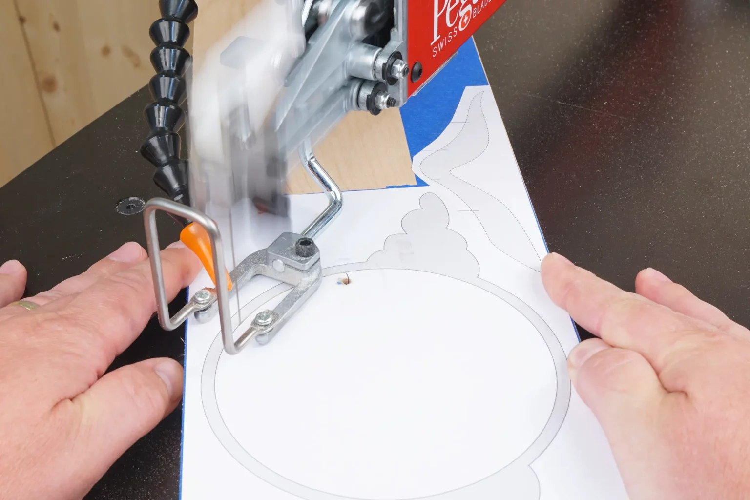 12-02-tuerharfe-deko-diy-laubsaege-dekupiersaege-vorlage-saegeblattdurchfuehrung-bohren-innenschnitte-saegen