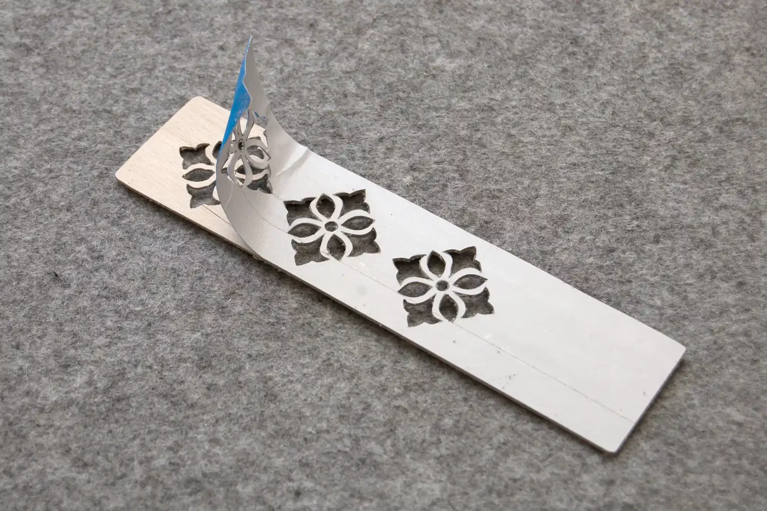 12-03-gemuetliche-lesezeit-lesezeichen-daumenkeil-laubsaege-dekupiersaege-vorlage-aussenkontur-saegen-vorlage-abloesen