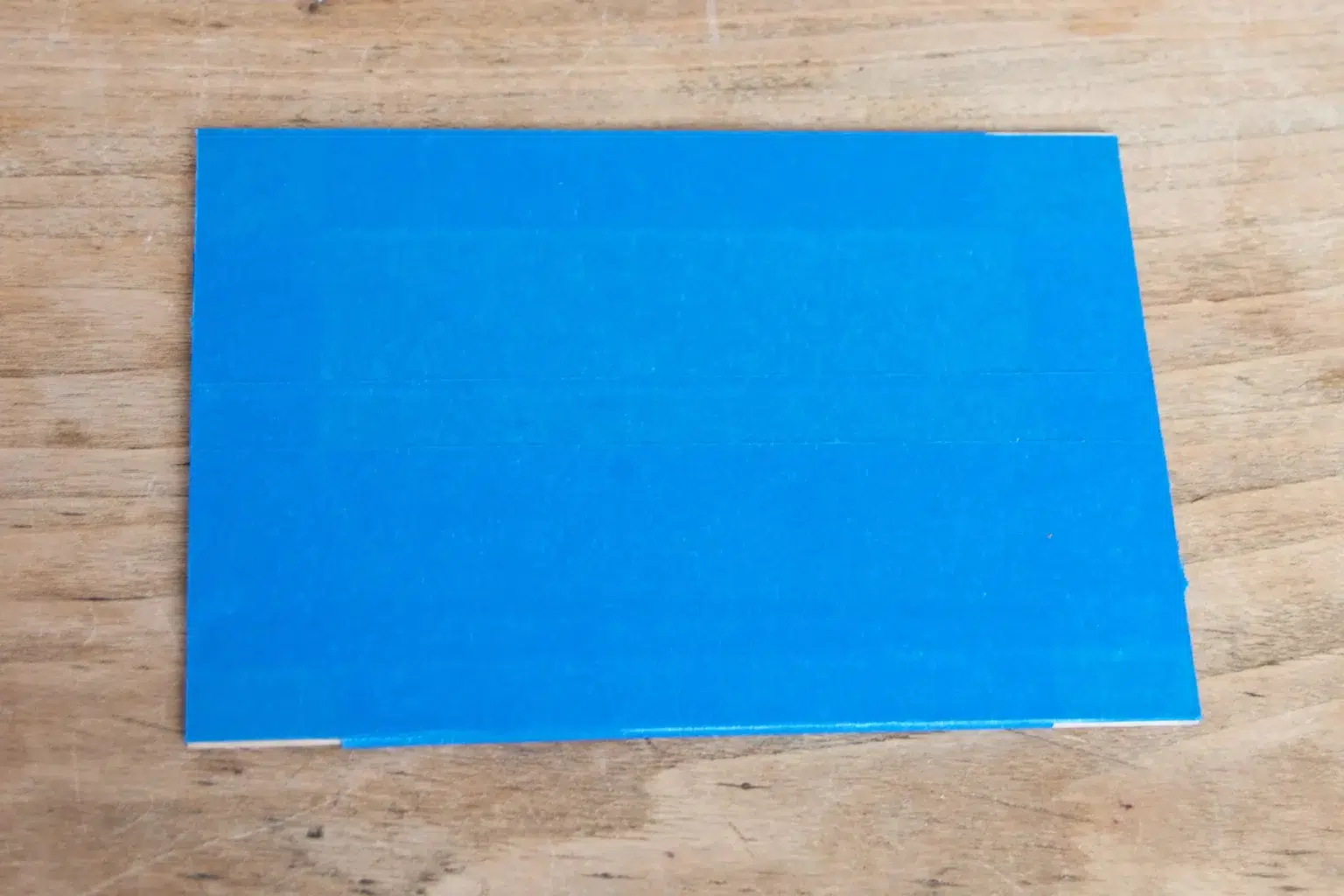 12-03-herbstgruesse-karten-laubsaege-dekupiersaege-vorlage-stapel-blue-tape-oberflaeche-bekleben