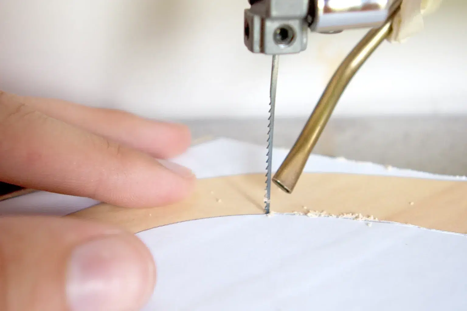 12-03-herbstwind-deko-aufsteller-laubsaege-dekupiersaege-vorlage-massivholz-aussenkontur-saegen