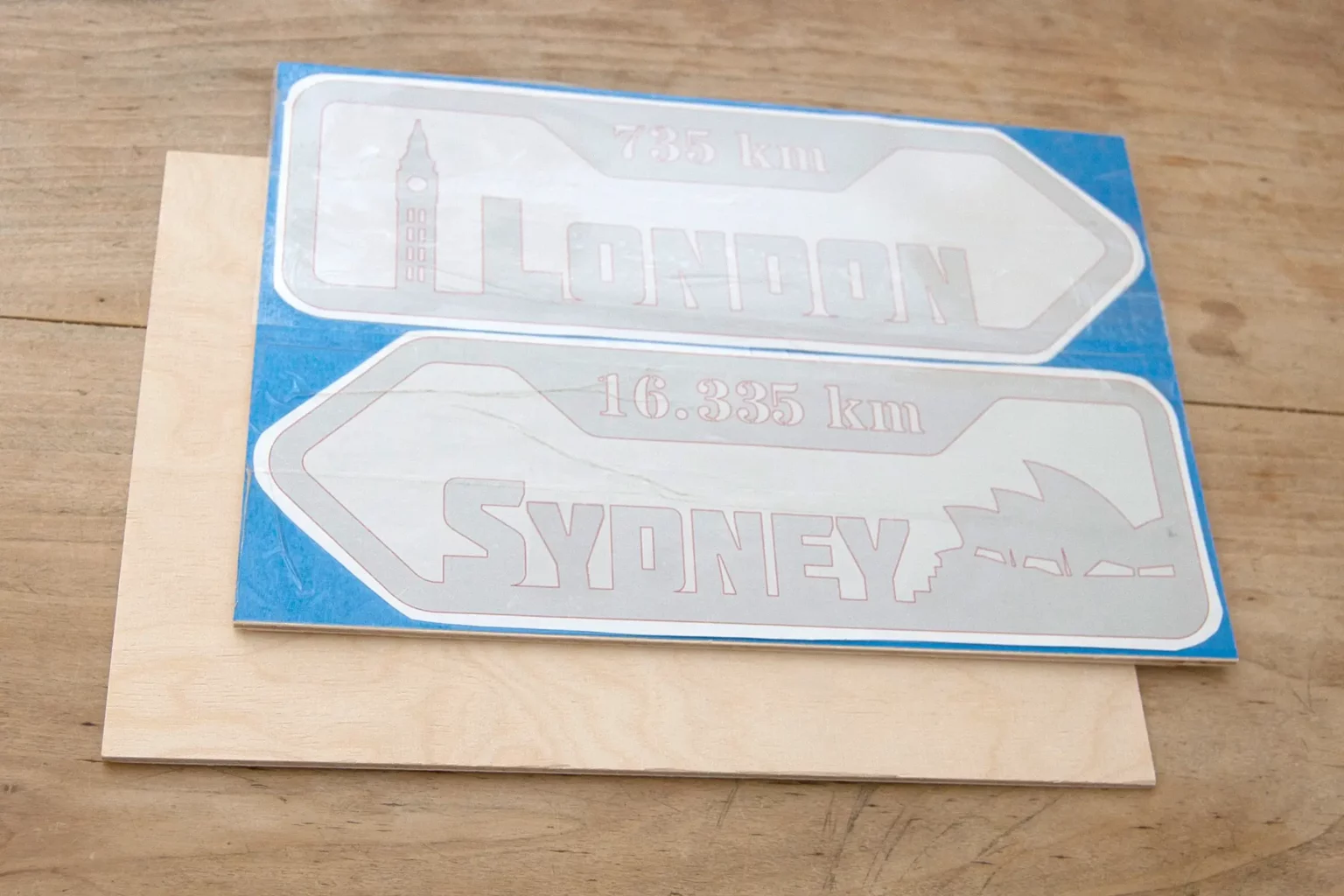 12-03-neu-weltenbummler-schilder-deko-laubsaege-dekupiersaege-vorlage-zwei-sperrholzplatten-uebereinanderlegen