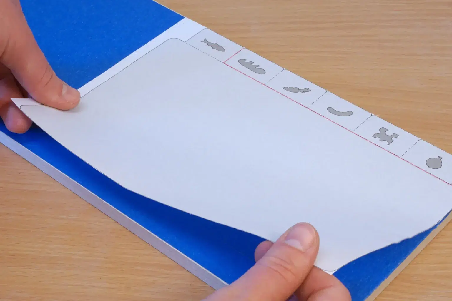 12-03-schneidebrettchen-mit-halterung-laubsaege-dekupiersaege-vorlage-buendig-materialkante-aufkleben