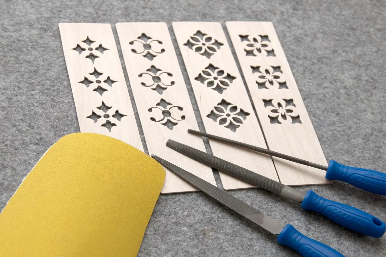 12-04-gemuetliche-lesezeit-lesezeichen-daumenkeil-laubsaege-dekupiersaege-vorlage-schleifen-verputzen-schleifpapier-schluesselfeilen