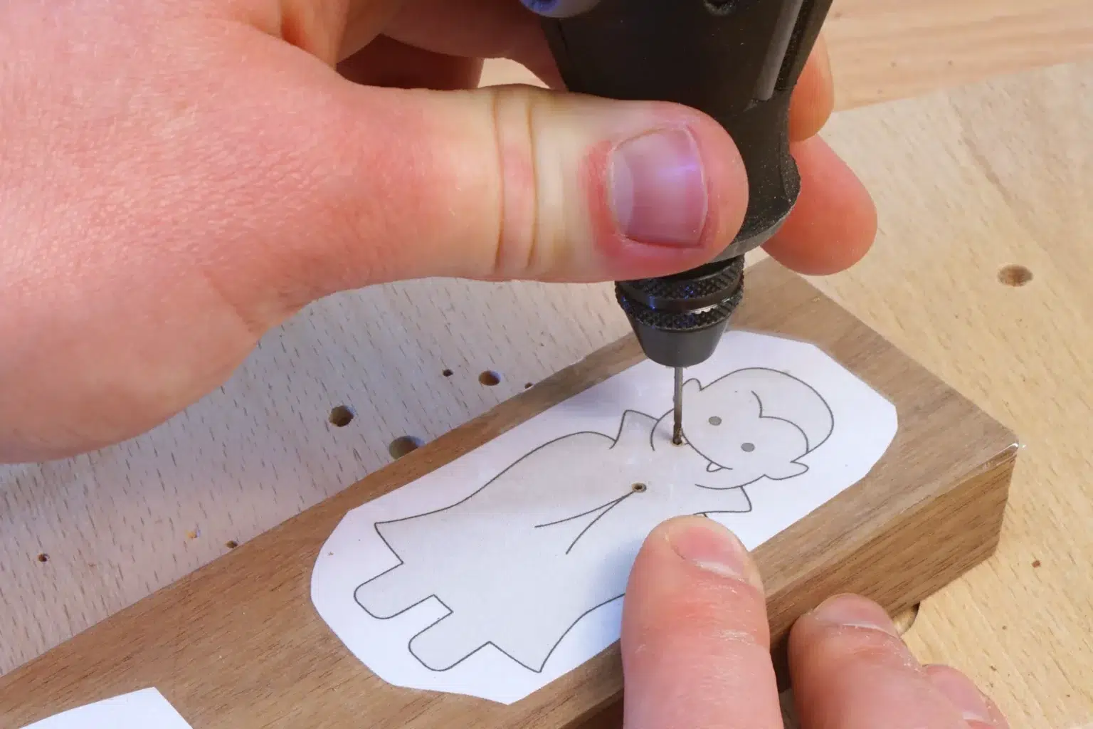 12-04-halloween-spukhaus-laubsaege-dekupiersaege-vorlage-saegeblattdurchfuehrungen-bohren