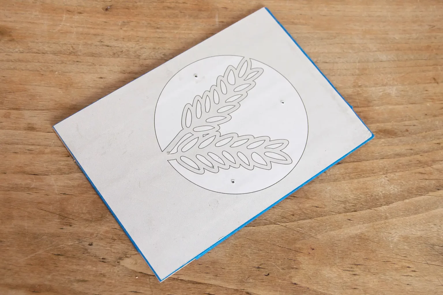 12-04-herbstgruesse-karten-laubsaege-dekupiersaege-vorlage-stapel-vorlage-aufkleben-seaegeblattdurchfuehrung-bohren