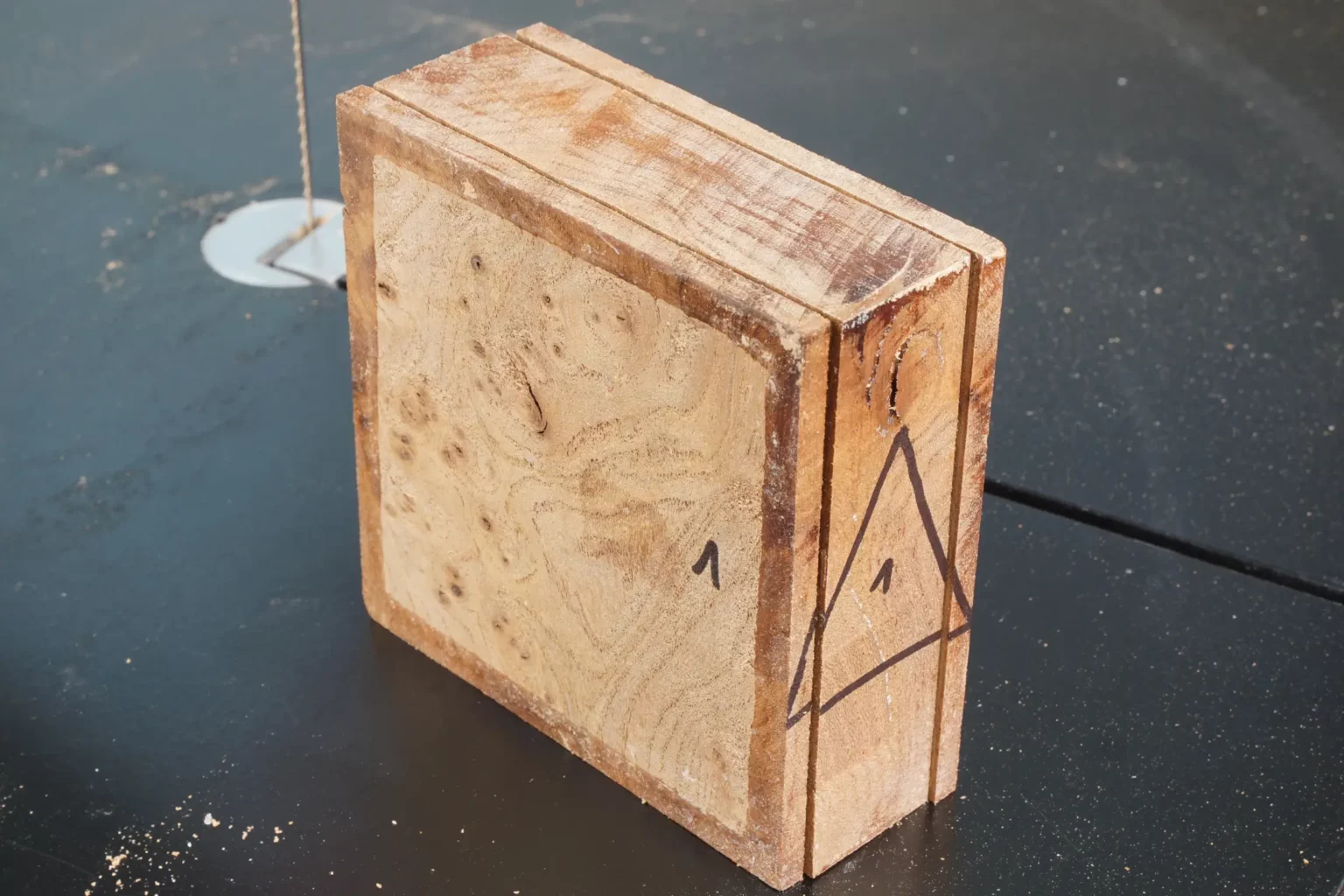 12-04-im-quadrat-dose-bandsaege-laubsaege-dekupiersaege-vorlage-markierung-schreinerdreieck-passung