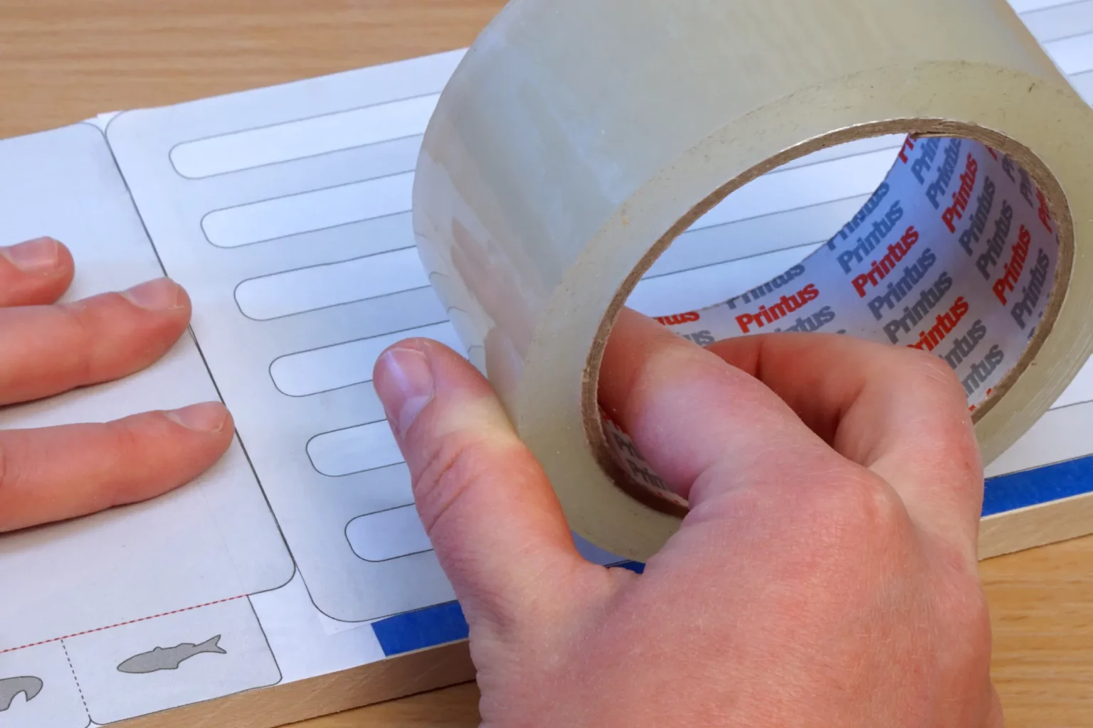 12-04-schneidebrettchen-mit-halterung-laubsaege-dekupiersaege-vorlage-ueberkleben-klebeband-transparent