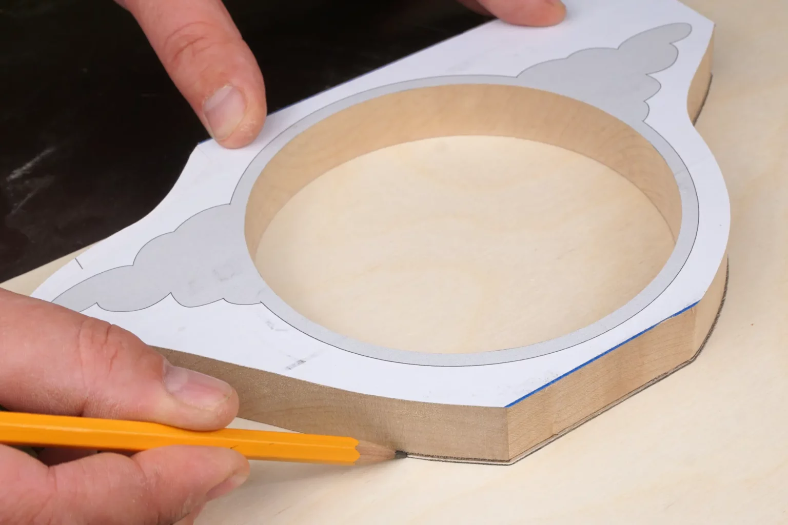 12-04-tuerharfe-deko-diy-laubsaege-dekupiersaege-vorlage-kontur-auf-sperrholzplatte-uebertragen