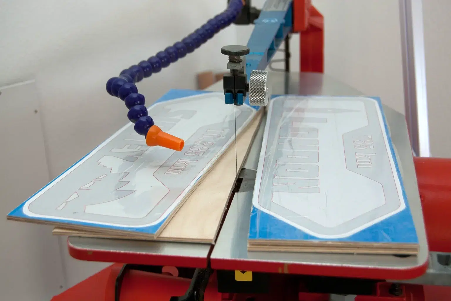 12-04-weltenbummler-schilder-deko-laubsaege-dekupiersaege-vorlage-zwei-sperrholzplatten-trennen-auseinandersaegen