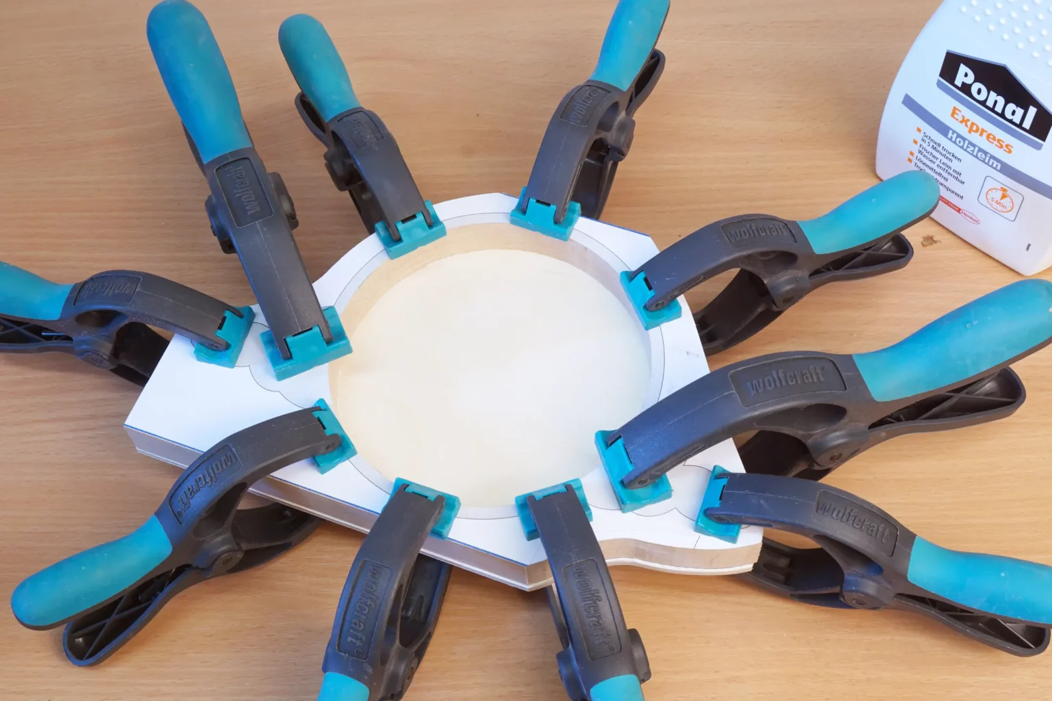 12-05-tuerharfe-deko-diy-laubsaege-dekupiersaege-vorlage-rueckwand-mit-rahmen-verleimen-spannen