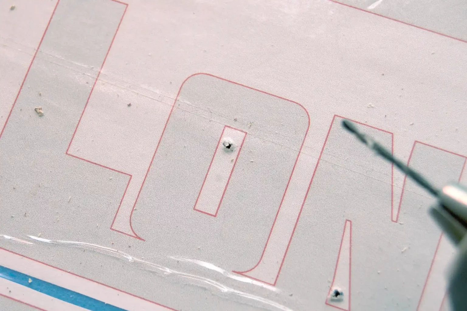 12-05-weltenbummler-schilder-deko-laubsaege-dekupiersaege-vorlage-saegeblattdurchfuehrungen-bohren