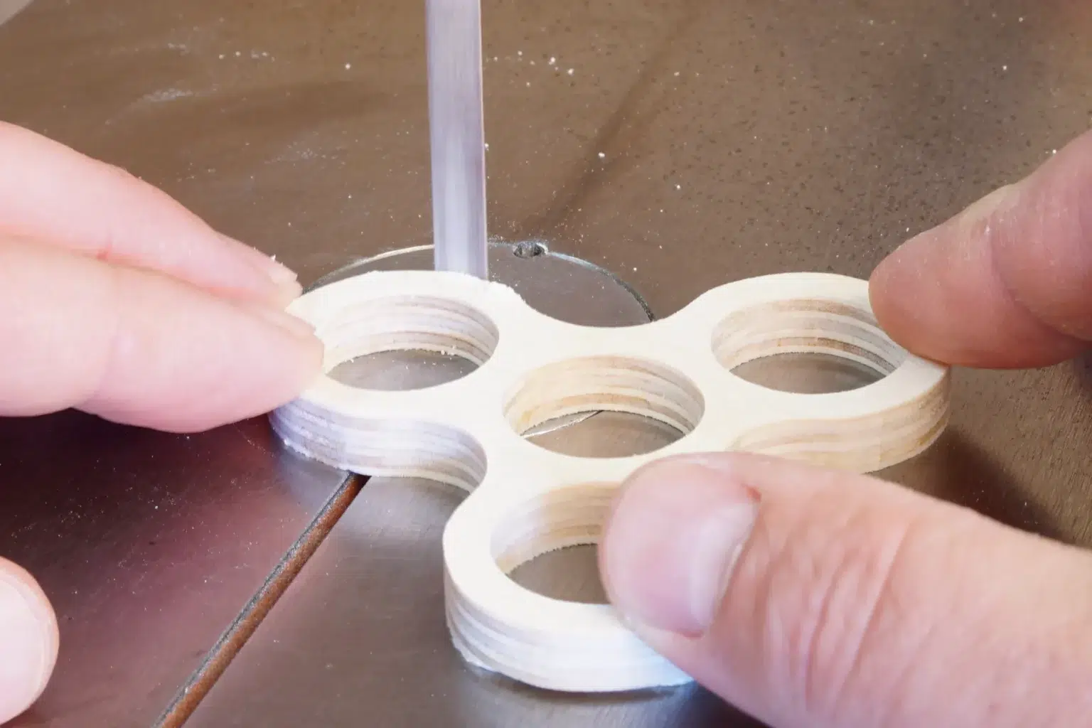 12-06-fidget-spinner-spielzeug-laubsaege-dekupiersaege-vorlage-aussenkontur-schleifen-schleifband-schleifeinsatz
