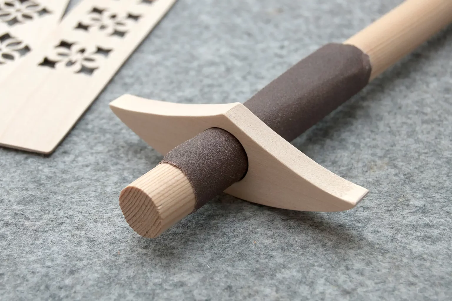 12-06-gemuetliche-lesezeit-lesezeichen-daumenkeil-laubsaege-dekupiersaege-vorlage-daumenkeil-schleifen-verputzen-schleifpapier-rundholz