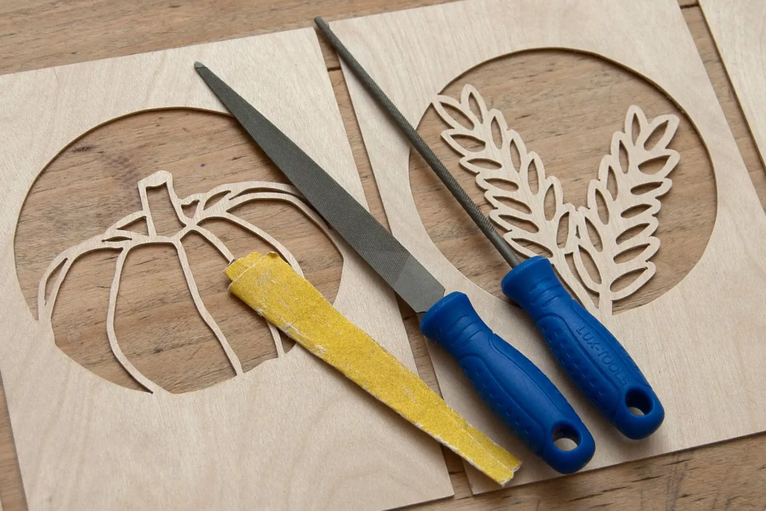 12-06-herbstgruesse-karten-laubsaege-dekupiersaege-vorlage-schleifen-verputzen-schleifpapier-schluesselfeilen