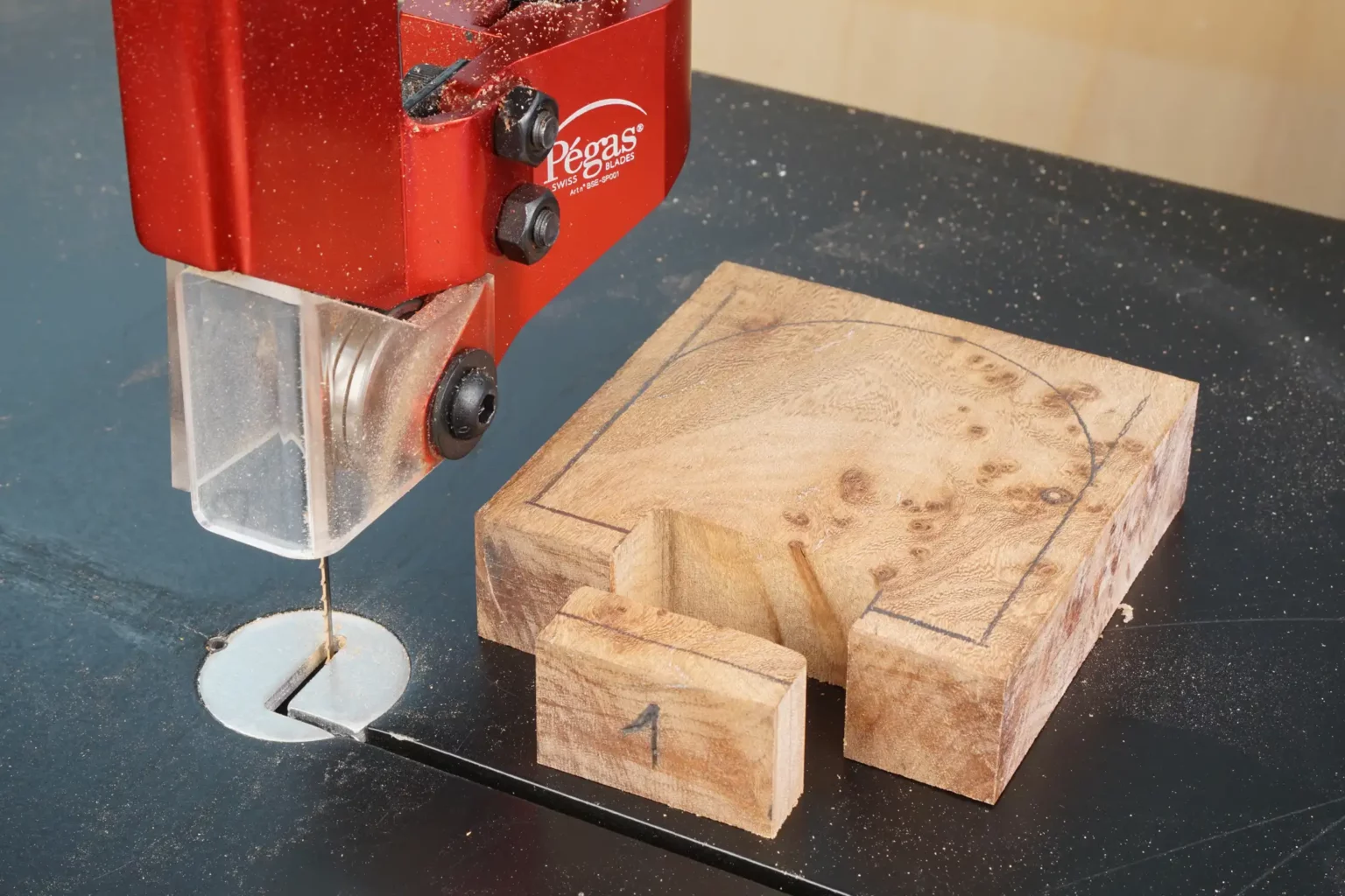 12-06-im-quadrat-dose-bandsaege-laubsaege-dekupiersaege-vorlage-deckelausschnitt-oberseite-aussaegen