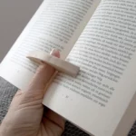 12-titel-02-gemuetliche-lesezeit-lesezeichen-daumenkeil-laubsaege-dekupiersaege-vorlage