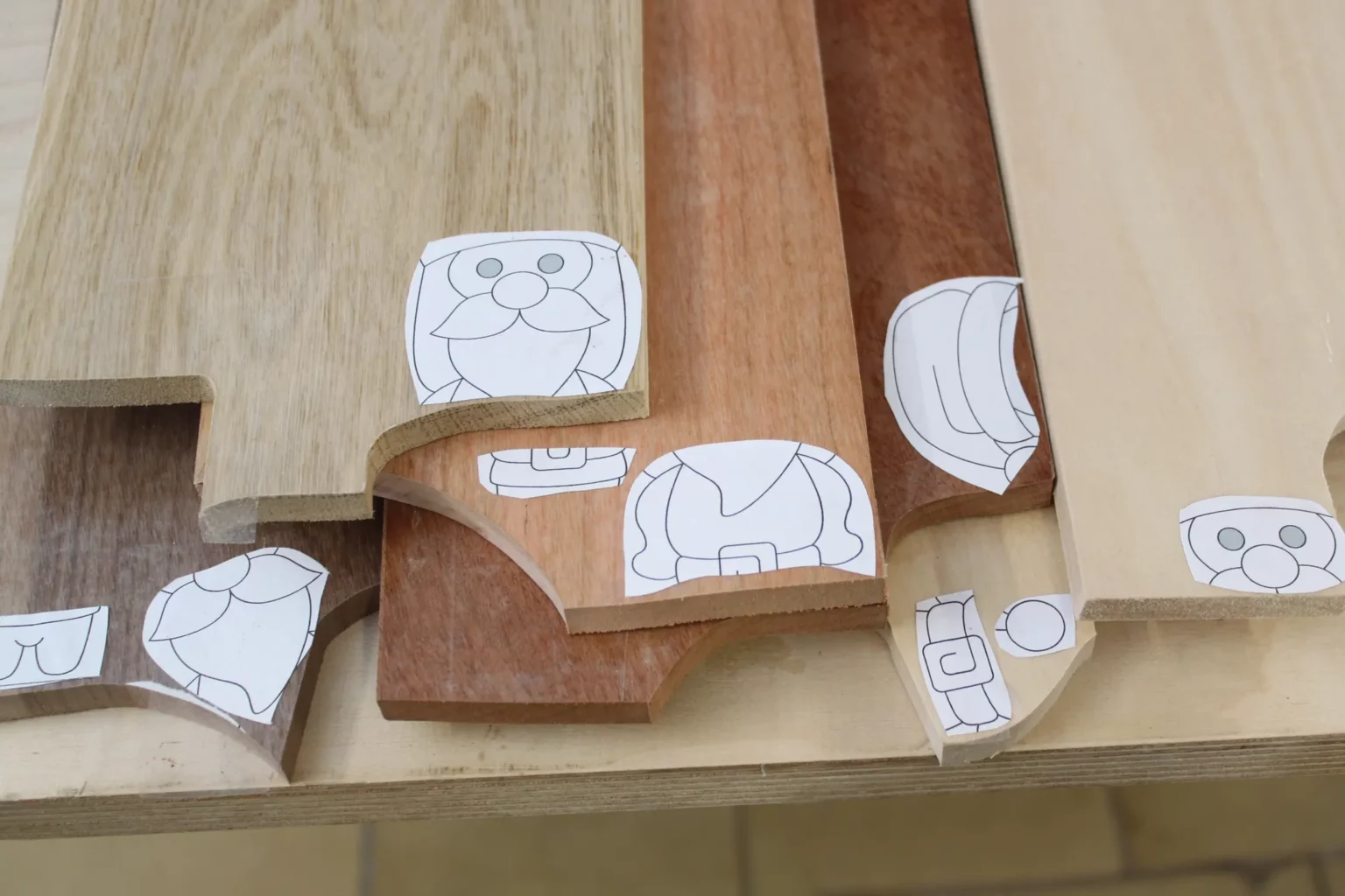 13-02-weihnachtshelfer-intarsien-deko-figuren-laubsaege-dekupiersaege-vorlage-aufkleben-massivholz-verschiedene-holzarten