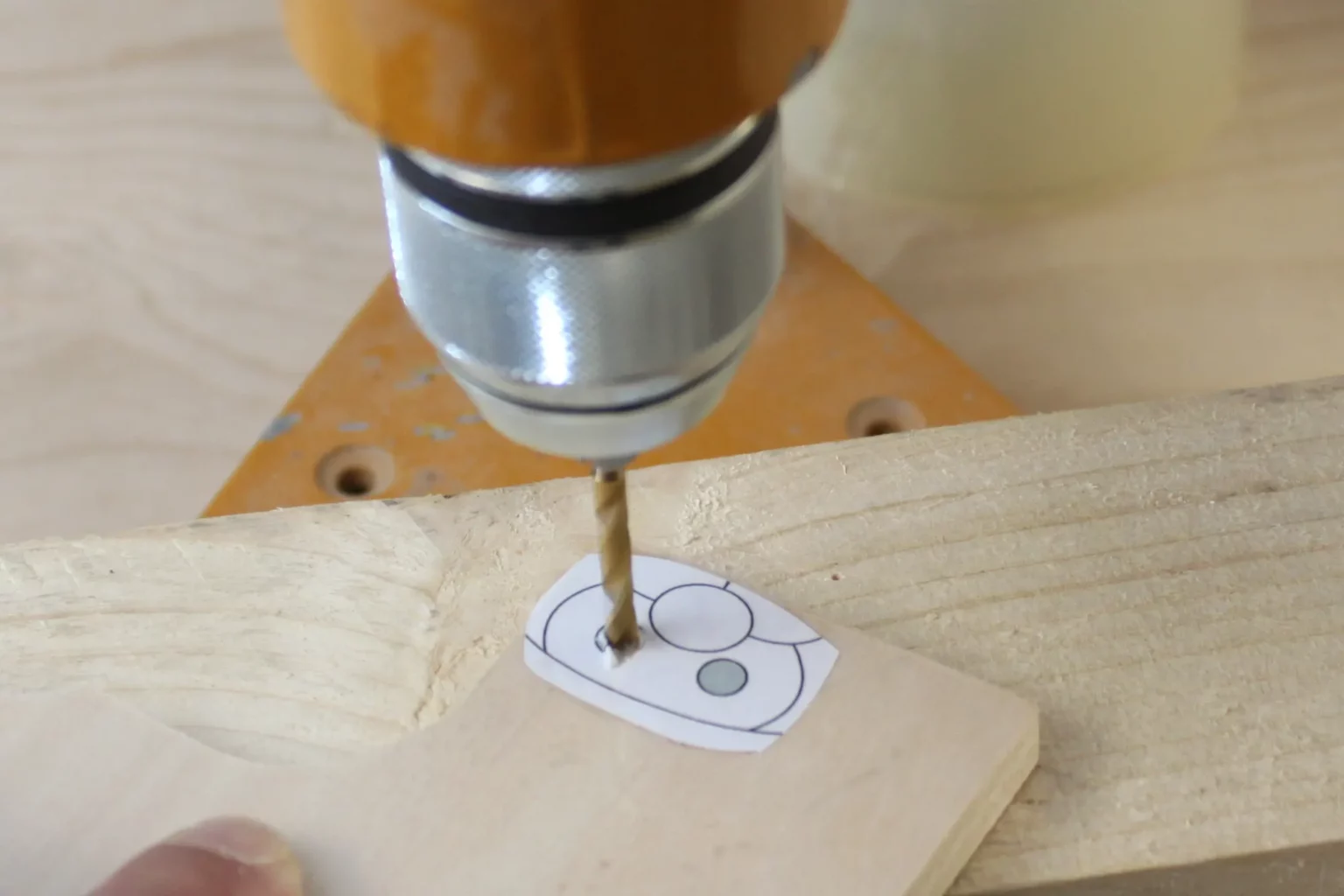 13-03-weihnachtshelfer-intarsien-deko-figuren-laubsaege-dekupiersaege-vorlage-augen-anbohren