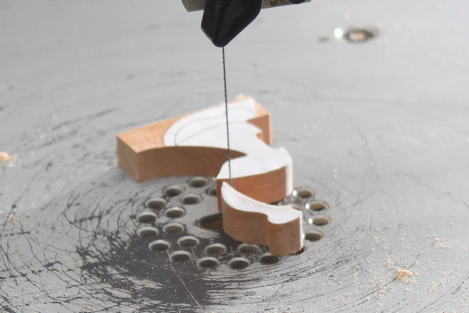 13-04-weihnachtshelfer-intarsien-deko-figuren-laubsaege-dekupiersaege-vorlage-aussenkontur-saegen