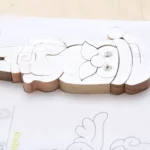 13-05-weihnachtshelfer-intarsien-deko-figuren-laubsaege-dekupiersaege-vorlage-ausgesaegte-teile-zusammensetzen-auf-vorlage