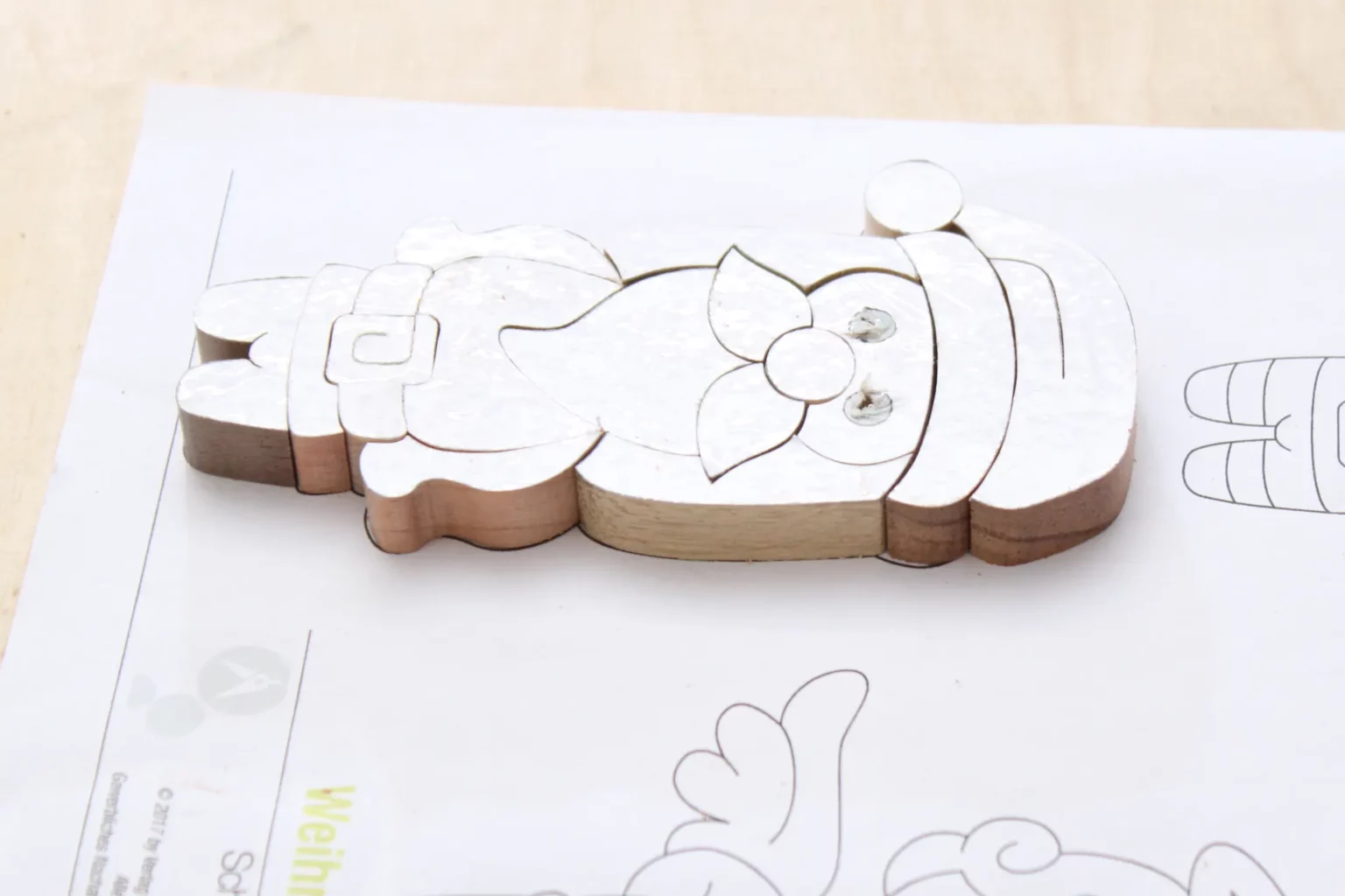 13-05-weihnachtshelfer-intarsien-deko-figuren-laubsaege-dekupiersaege-vorlage-ausgesaegte-teile-zusammensetzen-auf-vorlage