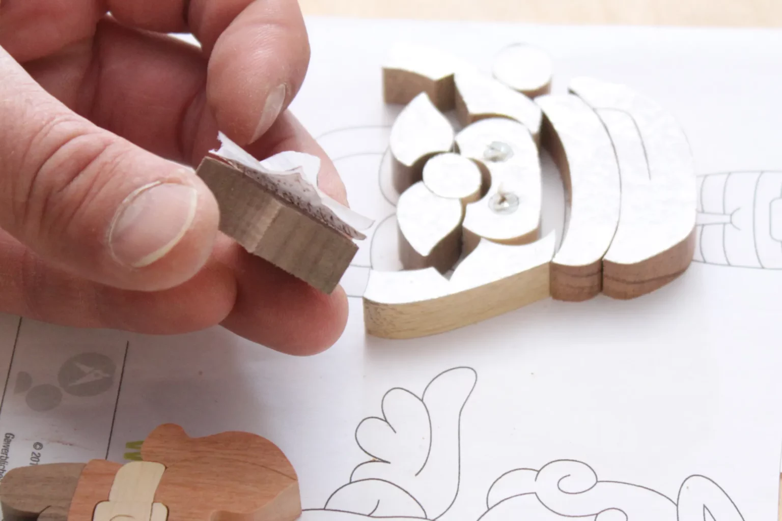 13-06-weihnachtshelfer-intarsien-deko-figuren-laubsaege-dekupiersaege-vorlage-vorlage-abloesen-faserreste-abschleifen