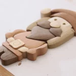 13-12-weihnachtshelfer-intarsien-deko-figuren-laubsaege-dekupiersaege-vorlage-einzelteile-aneinanderlegen-und-gesamteindruck-pruefen